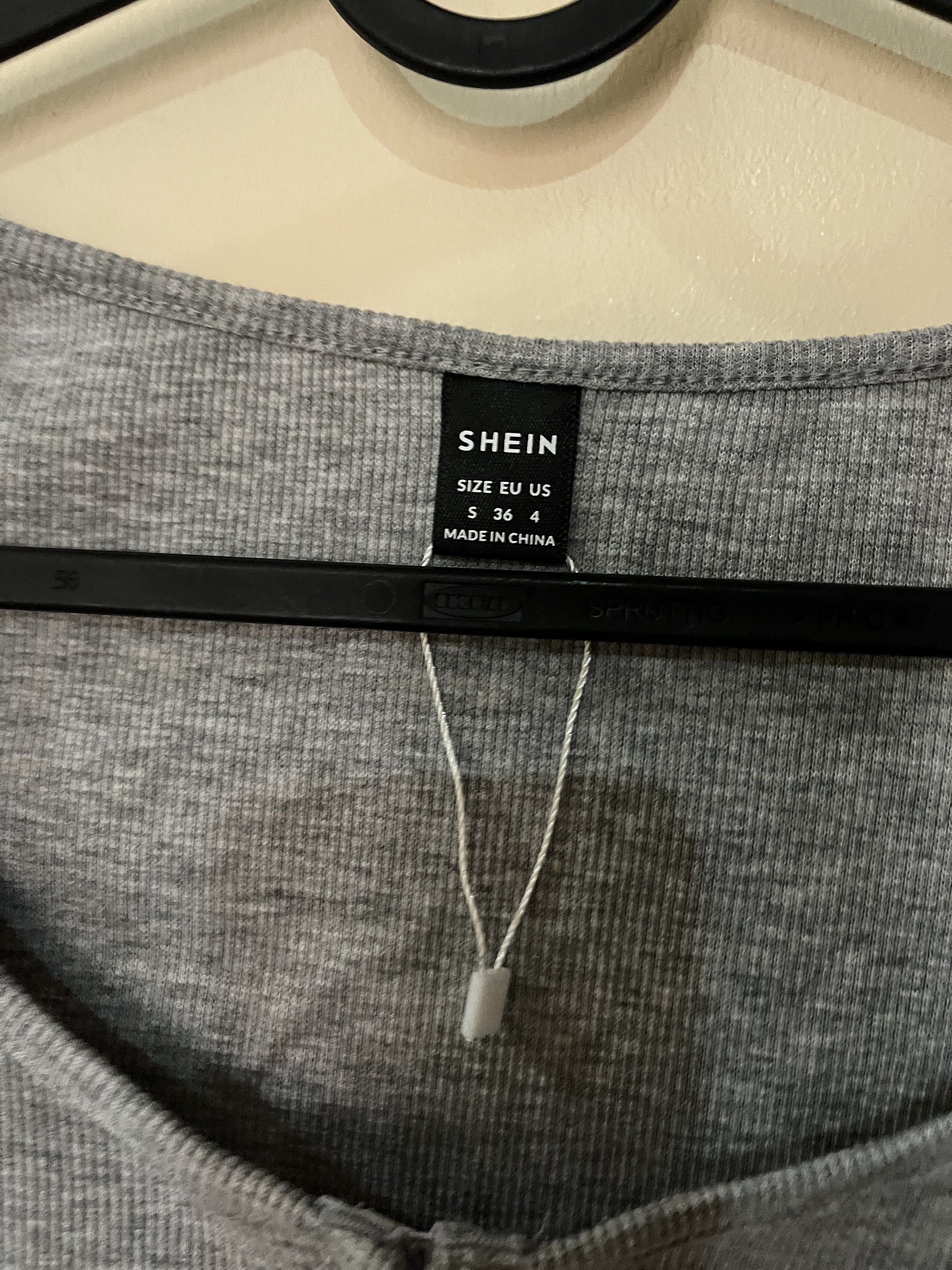 Shein Gray Long Sleeve Crop Top (Category: Longsleeves) located in Caloocan City. Submitted by iaxcart (Listing ID 1420050572, Image 2). Description: - Shein gray long-sleeved crop top - Scoop neckline - Hook-and-eye closure - Ribbed fabric - Perfect for casual wear • MOD: lalamove, grab, lbc, j&t • MOP: gcash message for more inquiries! ^^.