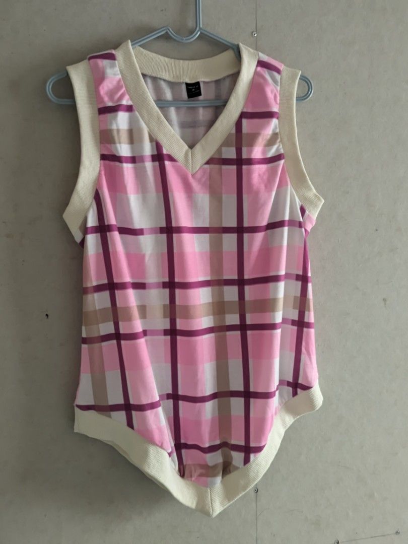 SHEIN Plaid Sleeveless Top/Vest (Category: Sleeveless) located in Santa Rita. Submitted by elixiriaz (Listing ID 1420002651, Image 1). Description: - SHEIN sleeveless top - Plaid pattern: pink, white, and beige - V-neck design - Cream-colored trim - Size: M - Soft material - Ideal for casual wear.