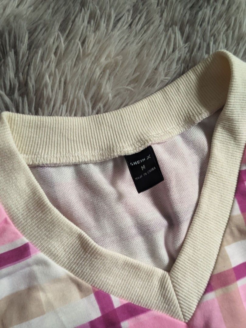 SHEIN Plaid Sleeveless Top/Vest (Category: Sleeveless) located in Santa Rita. Submitted by elixiriaz (Listing ID 1420002651, Image 3). Description: - SHEIN sleeveless top - Plaid pattern: pink, white, and beige - V-neck design - Cream-colored trim - Size: M - Soft material - Ideal for casual wear.