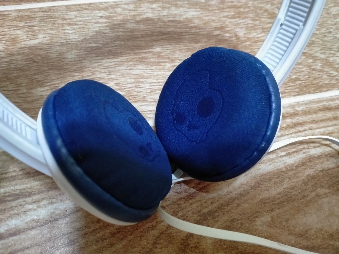 SKULLCANDY UPROCK HEADPHONE (Category: Headphones & Headsets) located in Cabuyao City. Submitted by Bike_Clothing10 (Listing ID 1420063263, Image 3). Description: READ FIRST.. FOR SALE: SKULLCANDY UPROCK HEADPHONE Good Condition Excellent Sound Quality Loud Sound/Bass Working Button Legit ISSUE: Broken Stopper (see pics) very tolerable. PRICE: 1K + SF PICK UP OR SHIPPING ONLY LOCATION: Cabuyao Laguna -NO COP/COP- DM.....