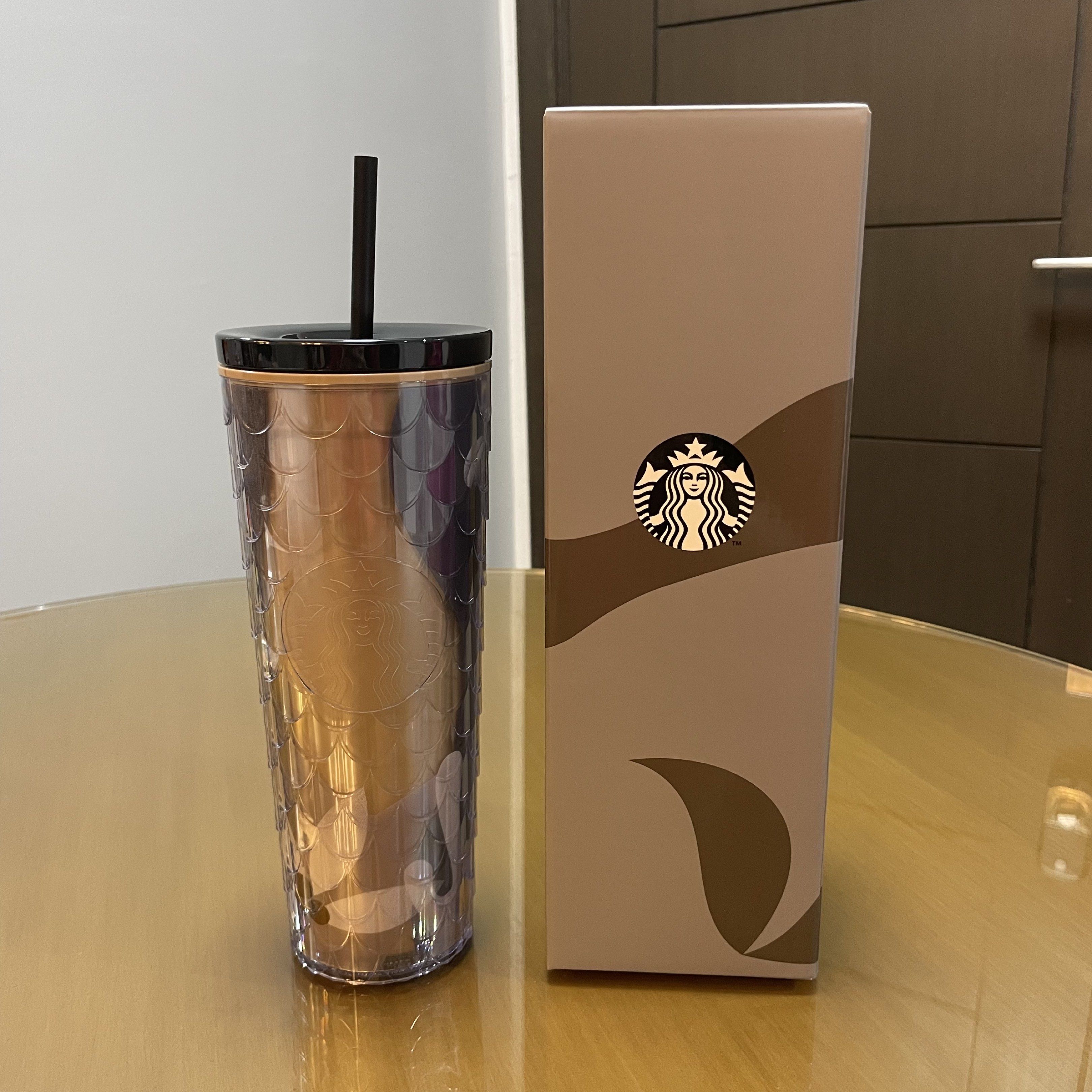 Starbucks Cold Cup 2025 (Category: Water Bottles & Tumblers) located in Quezon City. Submitted by ldld8 (Listing ID 1420136317, Image 1). Description: - Starbucks Siren Scales Tumbler - Includes straw - Comes with original box - Black lid - Clear body with textured scale pattern - Starbucks logo visible.