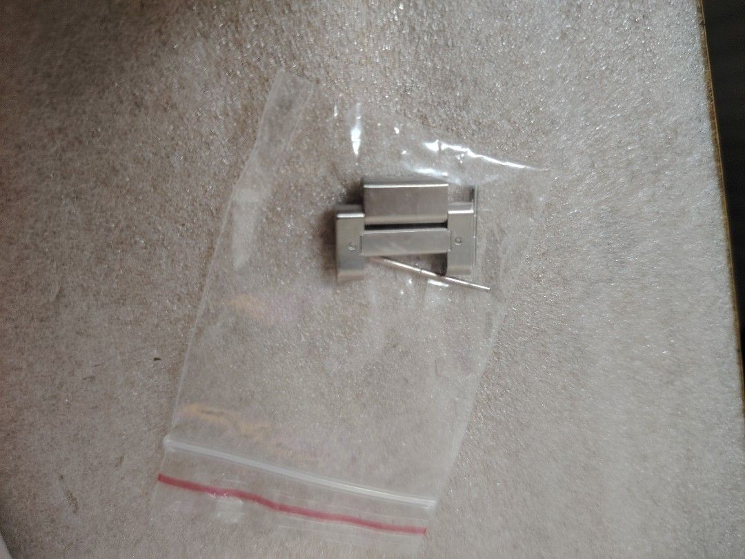 Tag Heuer Carrera Bracelet Link (Category: Luxury Watches) located in Quezon City. Submitted by gdycdayao (Listing ID 1420154548, Image 1). Description: - Genuine Tag Heuer Carrera bracelet link - Includes link and connecting pins - Silver color - Replacement part for Tag Heuer Carrera watch - Item is new and sealed.