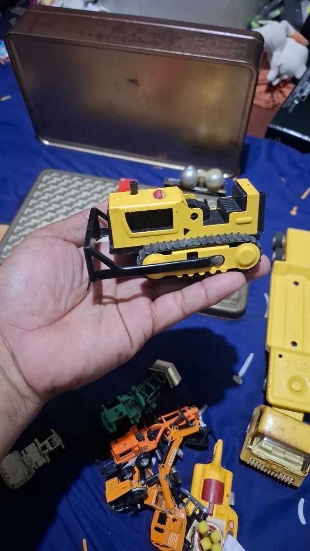 Tonka Bulldozer Toy (Category: Vehicle & Diecast Models) located in Antipolo. Submitted by goldentiger-ac44 (Listing ID 1420040122, Image 2). Description: - Classic Tonka bulldozer toy - Bright yellow color - Features black tracks and frame - Made of durable metal and plastic - Tonka logo visible - Great toy for children.