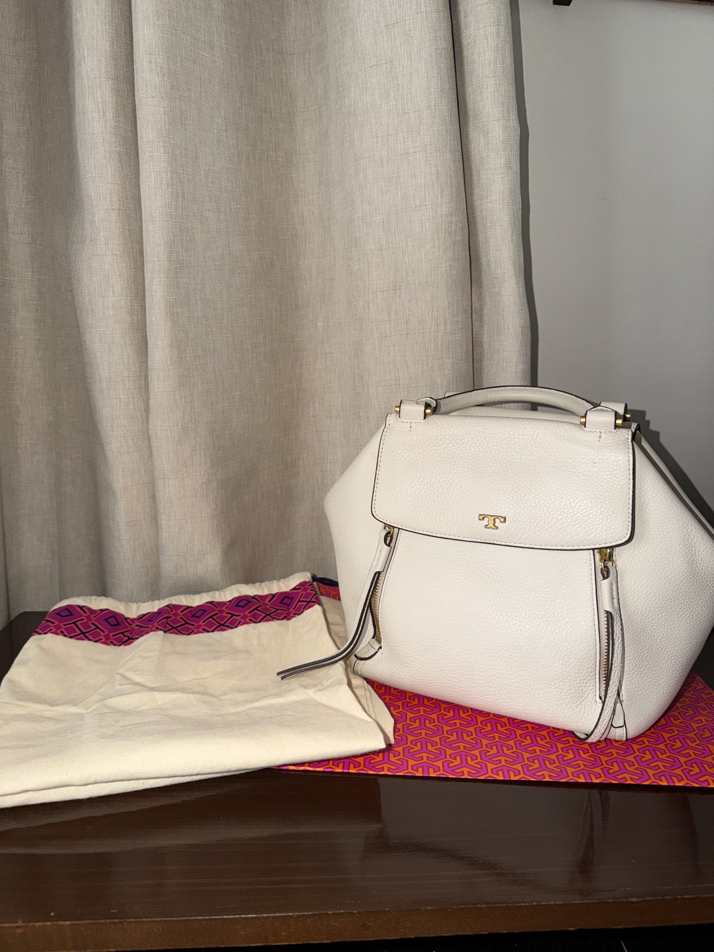 Tory Burch Half Moon Crossbody Bag (Category: Luxury Bags & Wallets) located in Quezon City. Submitted by tigress168 (Listing ID 1419992210, Image 1). Description: Tory Burch Half Moon Crossbody Bag 👜✨ Gently used, 9/10 condition – barely shows any signs of wear! Includes dust bag & original paper bag. Perfect for everyday chic looks! 💃 📍 As-is, where-is sale Ready for pickup or shipping! .