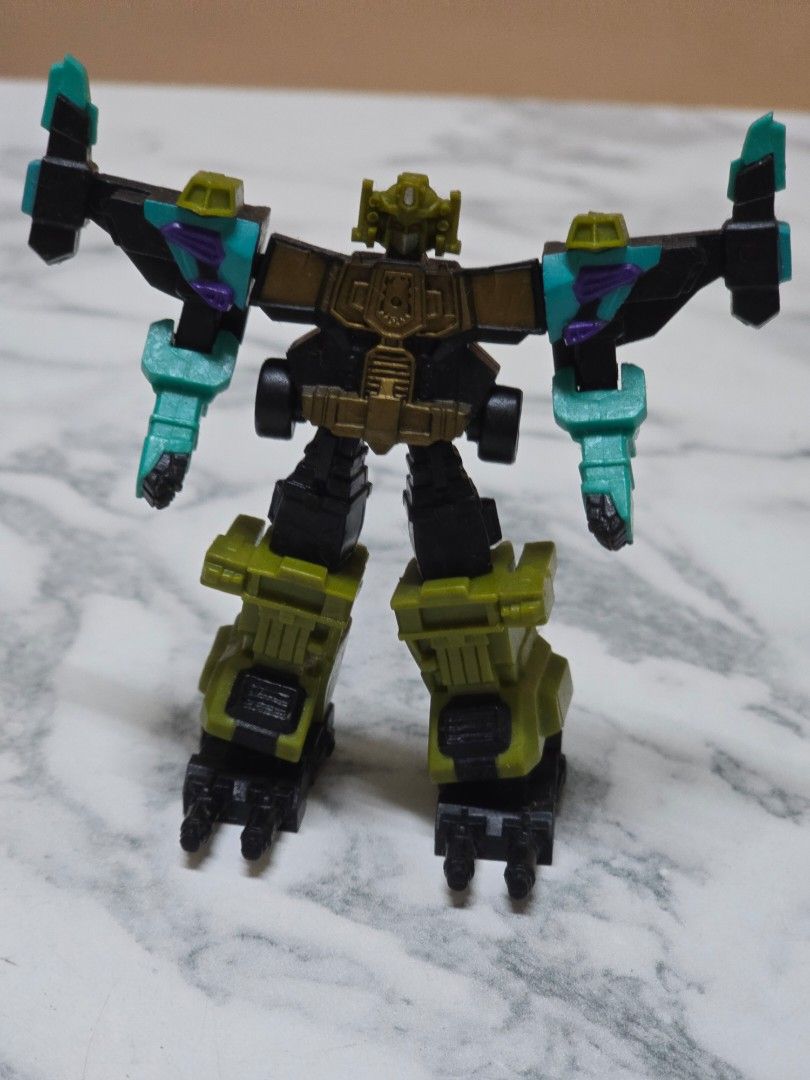 Transformers (Category: Action & Battle Toys) located in Seri Kembangan. Submitted by dyy00 (Listing ID 1420141268, Image 1). Description: - COD at Seri Kembangan - Price not include postage.