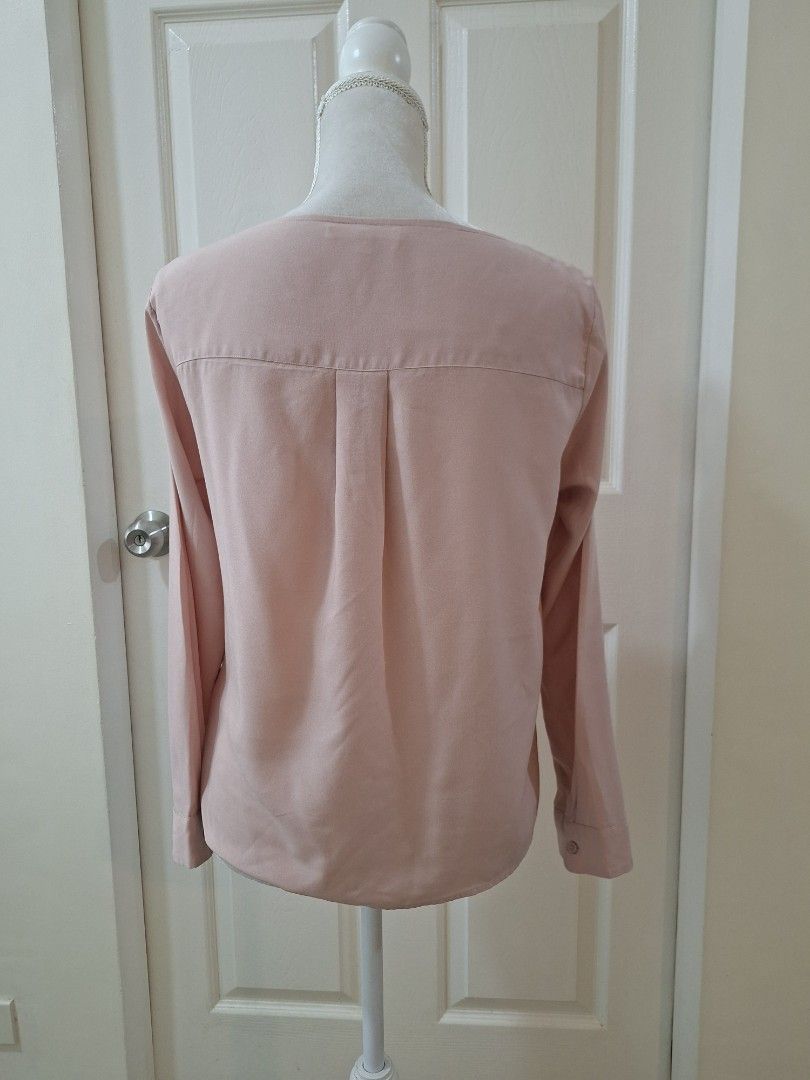 Uniqlo Light Pink Blouse - Size S (Category: Blouses) located in Pasig City. Submitted by avcan (Listing ID 1420017054, Image 2). Description: - Uniqlo light pink blouse - Size: S - Features long sleeves - Classic design - Versatile style - Made in China - For reference, mannequin dimensions are: Bust: 35" Waist: 27" Hips: 36".