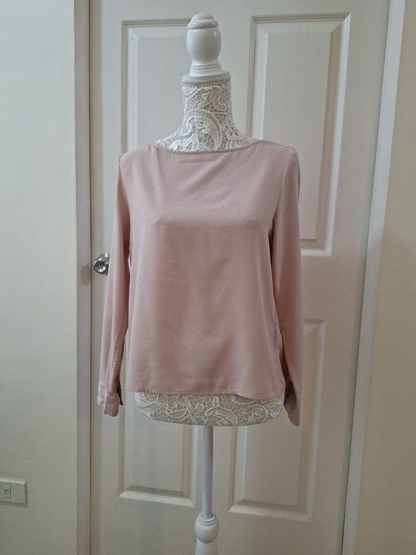 Uniqlo Light Pink Blouse - Size S (Category: Blouses) located in Pasig City. Submitted by avcan (Listing ID 1420017054, Image 1). Description: - Uniqlo light pink blouse - Size: S - Features long sleeves - Classic design - Versatile style - Made in China - For reference, mannequin dimensions are: Bust: 35" Waist: 27" Hips: 36".