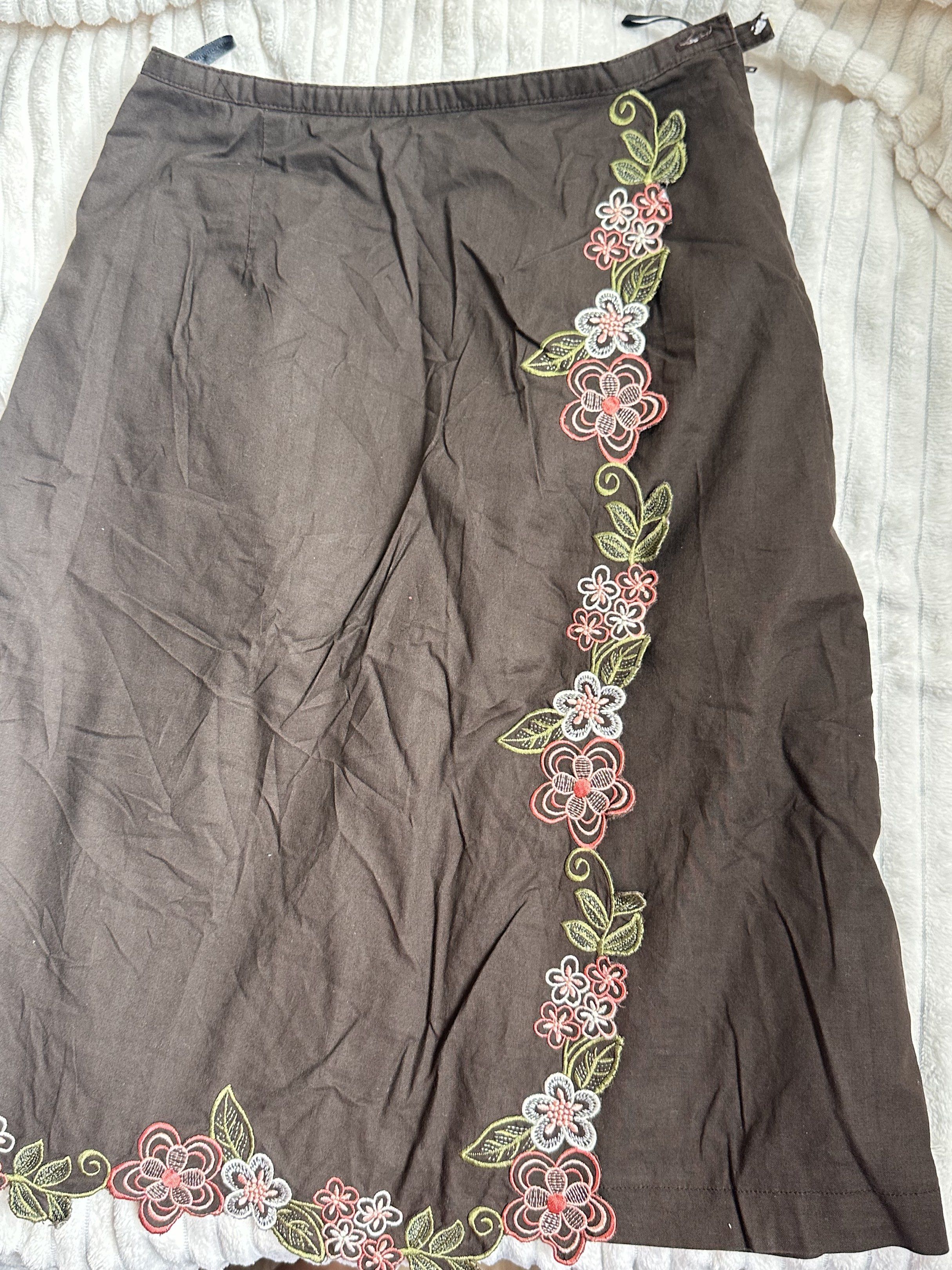 VINTAGE Embroidered Brown Skirt (Category: Skirts) located in Naga. Submitted by aleiruoe (Listing ID 1419980830, Image 3). Description: - Brown A-line skirt - Floral embroidery detail - Zipper and hook closure - Suitable for casual and special occasions.