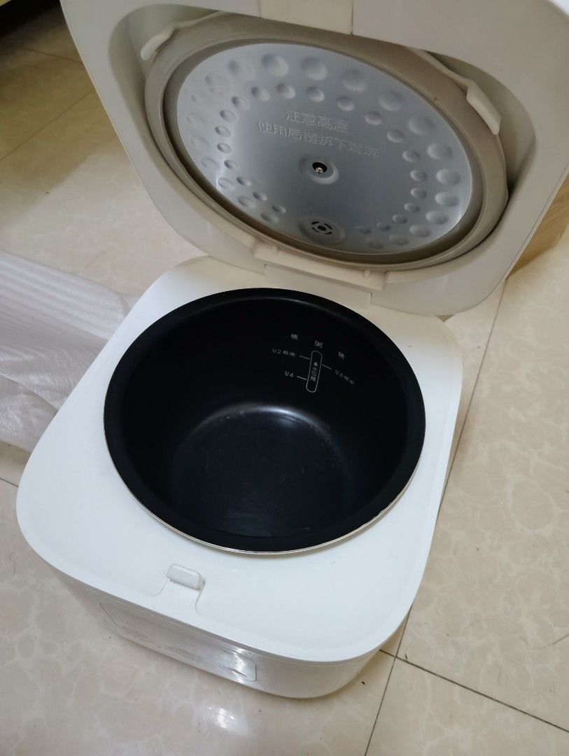 Xiaomi Smart Rice Cooker 1.6L (Category: Cookers) located in Taguig. Submitted by lrncrcll_ (Listing ID 1419994802, Image 2). Description: - Xiaomi Smart Rice Cooker - 1.6L Capacity - Digital Display - Includes Original Box - Comes with Rice Spoon - Black inner pot, White exterior.