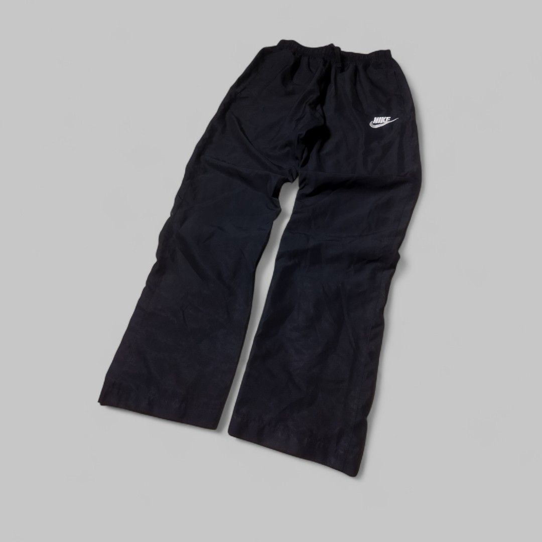Y2K NIKE BLACK BAGGY TRACK PANTS (Category: Joggers) located in Las Pinas. Submitted by greedythrifterz (Listing ID 1420034015, Image 2). Description: Y2K NIKE BLACK BAGGY TRACK PANTS DIMES- WIDTH 28-30, LENGTH 40 THIGHS 13, LEG OPEN 8 ( ALL INCHES ) ISSUE- MINOR SCRATCH (CHECK PICS) NOT FADED FREESHIP 📩.