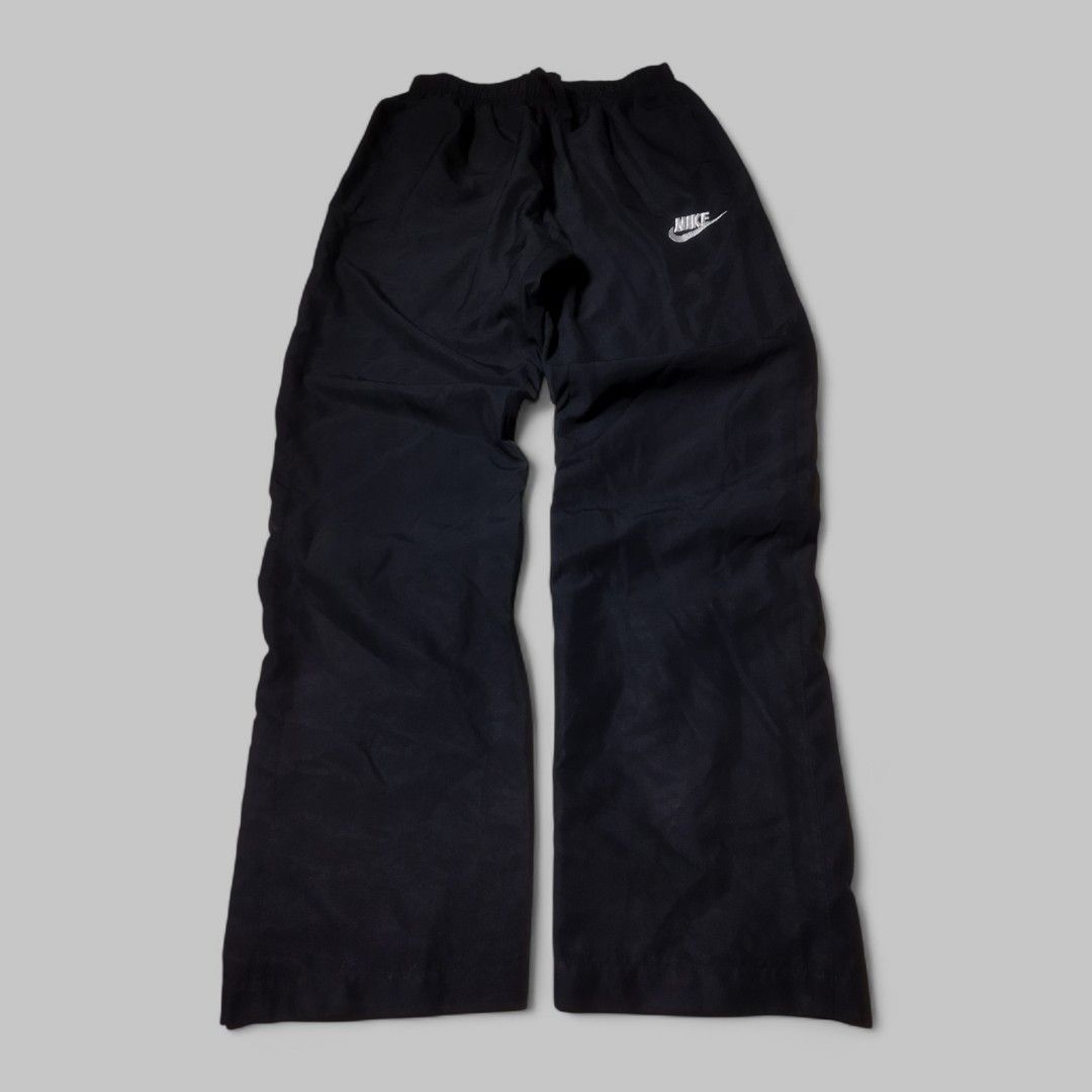 Y2K NIKE BLACK BAGGY TRACK PANTS (Category: Joggers) located in Las Pinas. Submitted by greedythrifterz (Listing ID 1420034015, Image 1). Description: Y2K NIKE BLACK BAGGY TRACK PANTS DIMES- WIDTH 28-30, LENGTH 40 THIGHS 13, LEG OPEN 8 ( ALL INCHES ) ISSUE- MINOR SCRATCH (CHECK PICS) NOT FADED FREESHIP 📩.