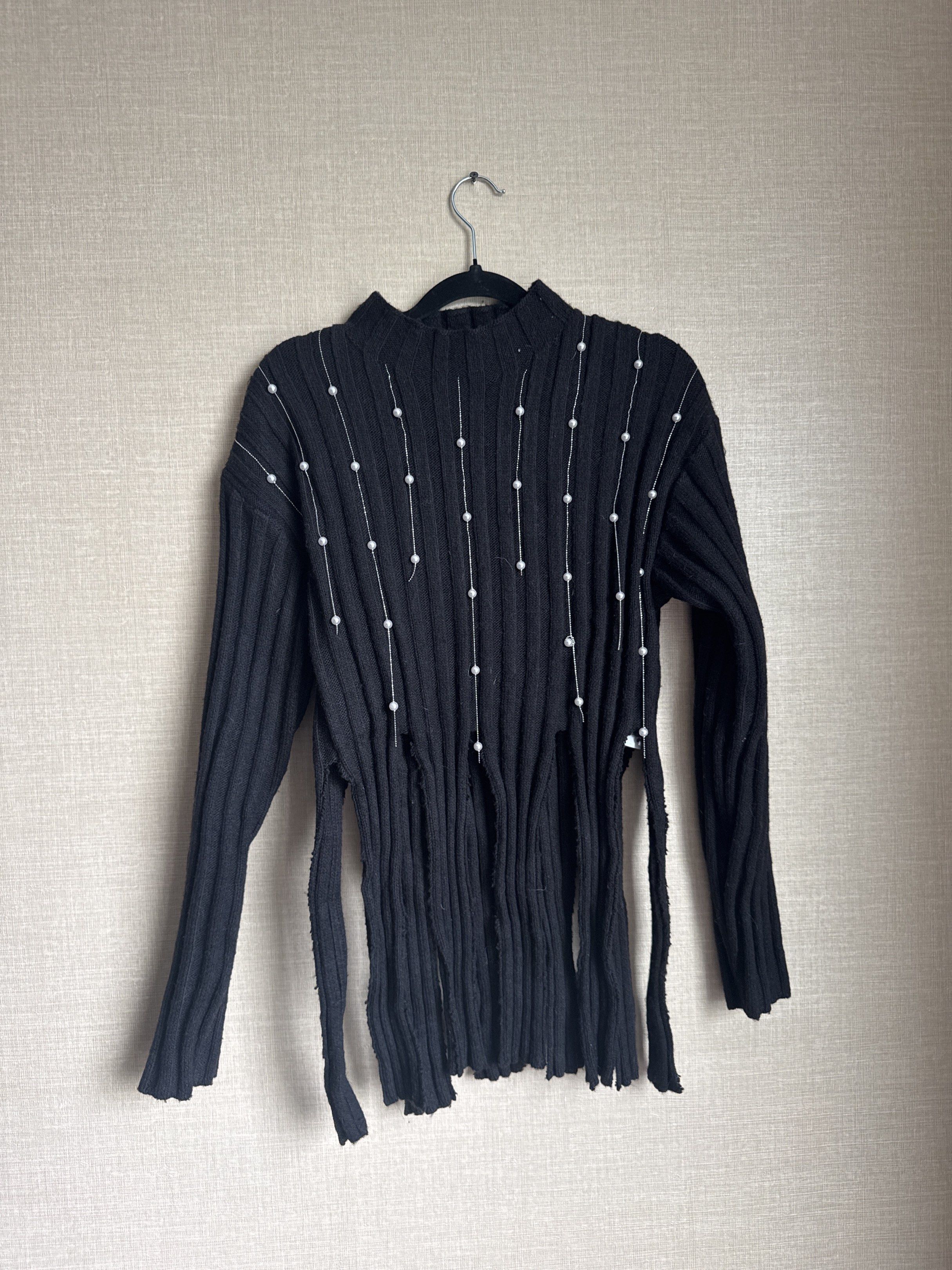 Zara Black Embellished Sweater (Category: Longsleeves) located in Muntinlupa City. Submitted by ycslash98 (Listing ID 1419996071, Image 1). Description: - Zara black sweater - Pearl embellishments - Ribbed design - Long sleeves - Fringe hem detail - Size M - Made in China.