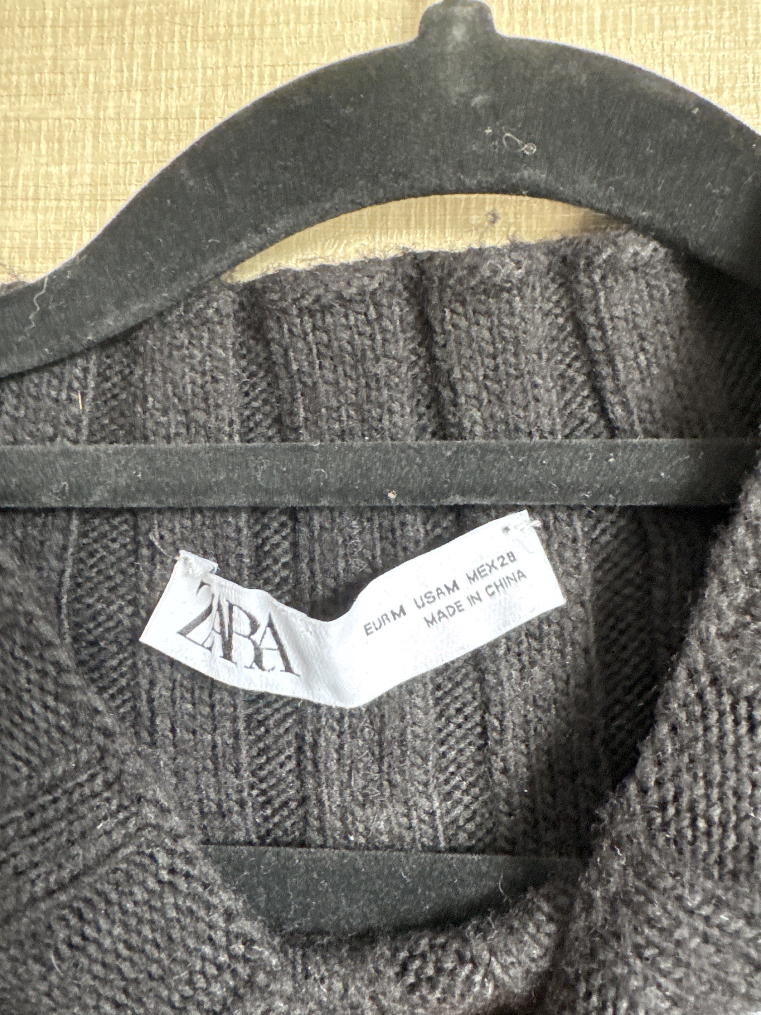 Zara Black Embellished Sweater (Category: Longsleeves) located in Muntinlupa City. Submitted by ycslash98 (Listing ID 1419996071, Image 2). Description: - Zara black sweater - Pearl embellishments - Ribbed design - Long sleeves - Fringe hem detail - Size M - Made in China.