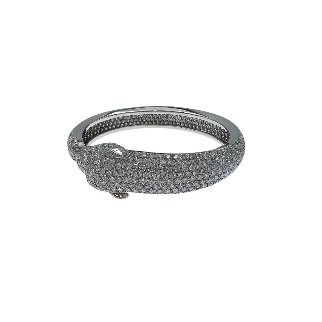 カルティエ Cartier Panthère de Cartier 鋪鑲鑽石 豹頭祖母綠 手鐲 Size16 | 官方推薦店·折扣優惠 （分類：飾物及配件）位於 Hong Kong。 由 jacky_appraiser_hk 提交（商品編號 1420305400，圖片 2）。簡介： 獵豹，卡地亞嘅象徵性動物，喺1914年首次出現喺品牌系列入面。 路易 · 卡地亞係第一個馴服呢種神話般動物嘅人，而佢嘅同事珍妮 · 圖桑就將佢昇華為傳奇。 獵豹可以兇猛、頑皮或者可愛，喺每一季嘅系列中都展現出佢自由奔放嘅個性。 官網售價：HK$2300000 約 品牌：Cartier 系列：Panthère de Cartier 名稱：全鑽石豹頭祖母綠 材質：750白金 尺寸：16 配件：盒／全球聯保證書 產品型號：H6007416 安心保障：專屬陪驗認證服務 商品狀況：很好 (可參考新舊評級) 新舊程度評級 全新：從未戴過（未拆包裝） 極佳：非常新淨略有非常輕微使用 很好：幾乎新淨有輕微刮痕✔️ 良好：睇落