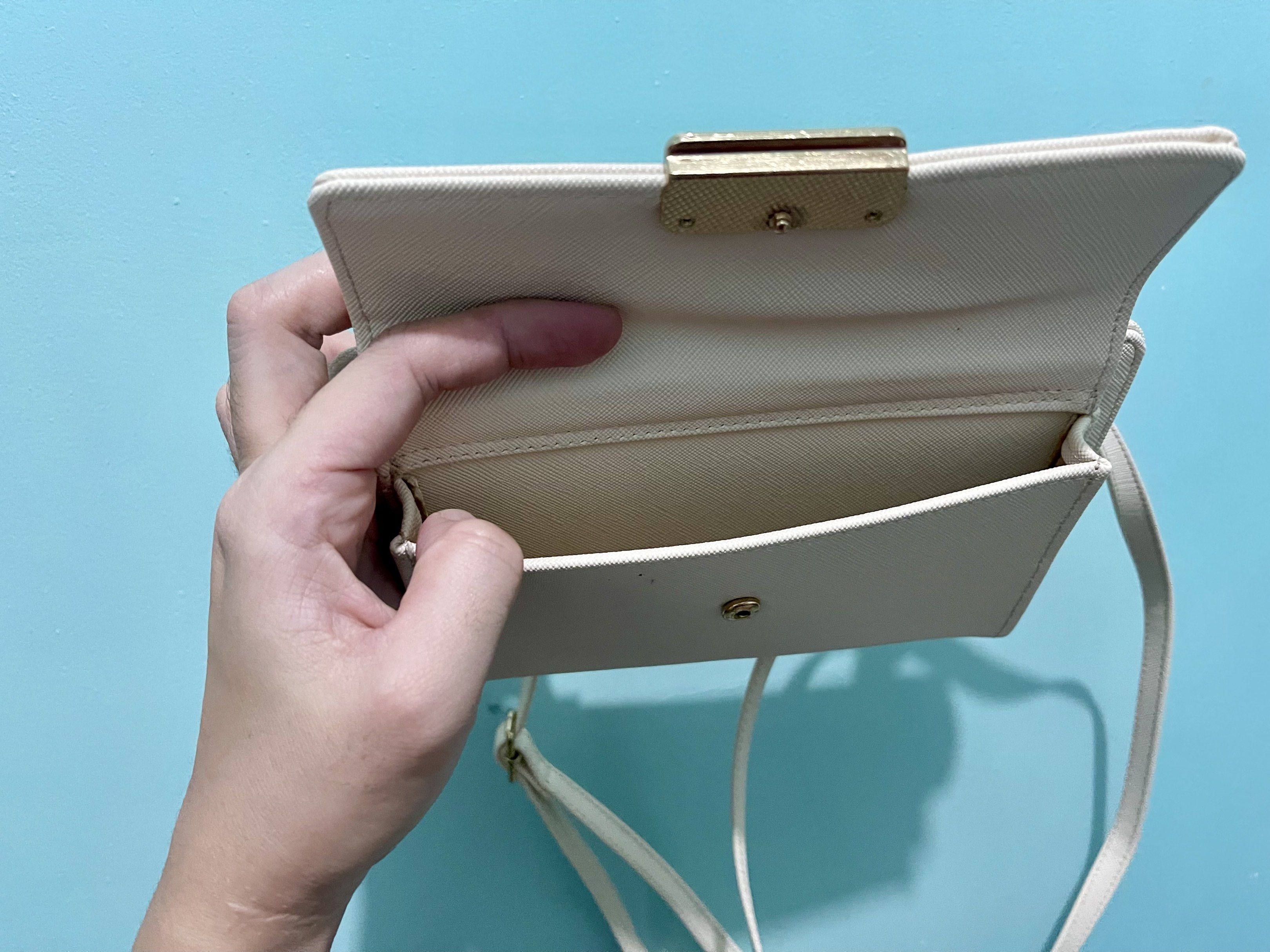 ALBERTO Women's Long Wallet (Category: Wallets & Card holders) located in Bay. Submitted by janus30 (Listing ID 1420200512, Image 2). Description: Not used; super ganda.