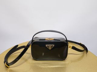 (Category: ) located in . Submitted by luxcloset.shop (Listing ID 1420250338, Image 1). Description: .