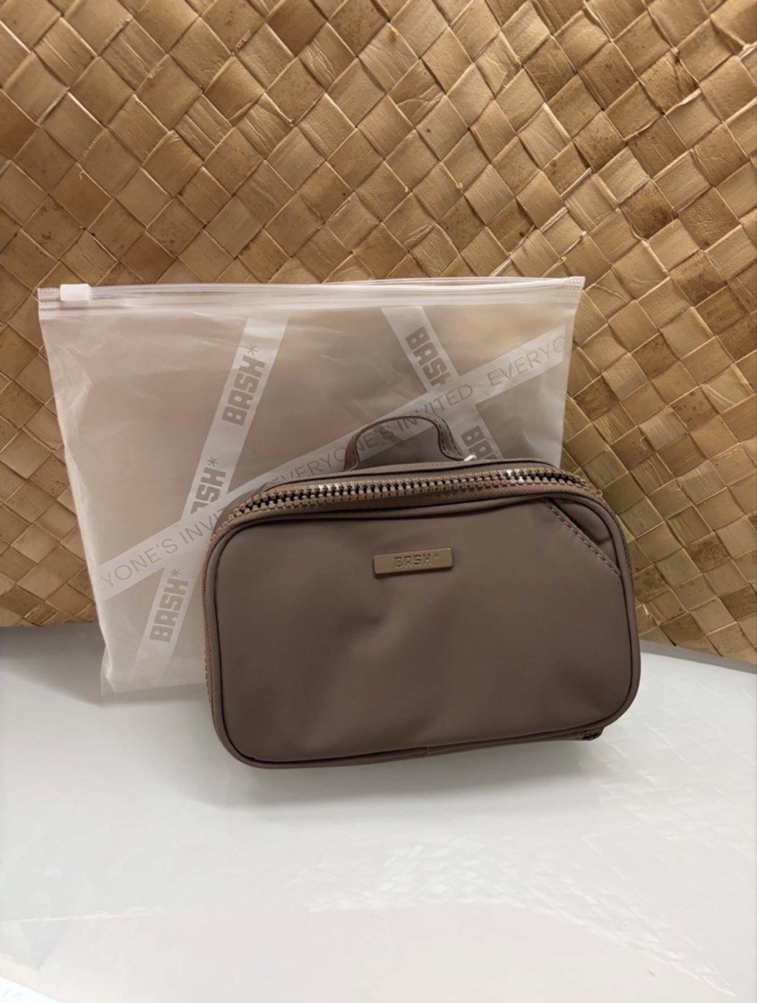 Bash pouch (Category: Purses & Pouches) located in Manila. Submitted by thebookclubz (Listing ID 1420179585, Image 1). Description: .