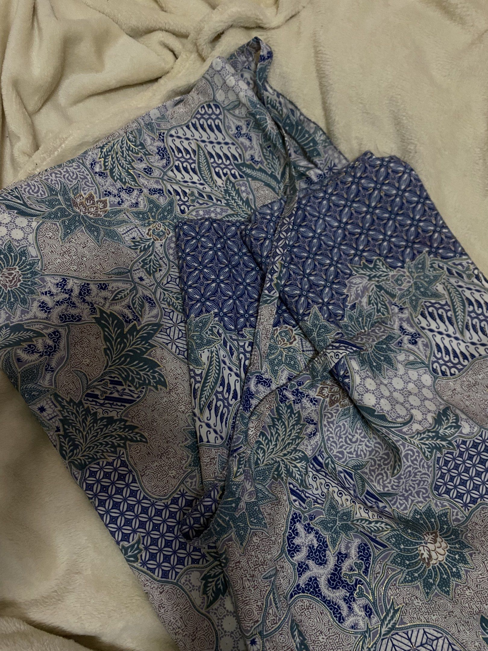 Batik Pario in blue (Category: Skirts) located in Kuala Lumpur. Submitted by durraqiha (Listing ID 1420331683, Image 1). Description: free style batik pario!! has it own tali for you to wrap based on your body shape🥰 still in perfect and good condition no defect at all.. wore only 2/3 times🥹.