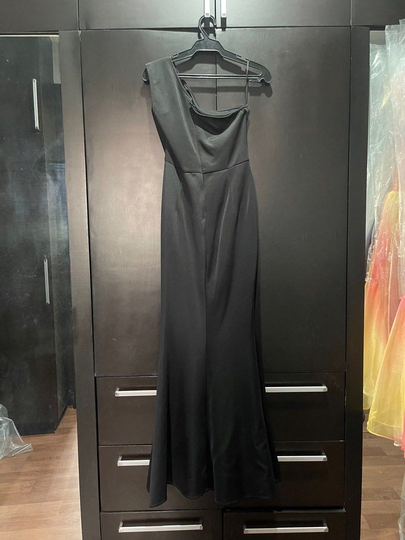 Black One-Shoulder Formal Maxi Dress (Category: Evening dresses & gowns) located in Manila. Submitted by andreavilla (Listing ID 1420329797, Image 3). Description: - Black formal one-shoulder dress with high slit - Bought on Shein, Size L - Worn once for company event - Belt not included Can send more photos thru dm 💌 Strictly no returns, no refunds so pls clarify all questions before payment! 🏷️ long evening gown js prom ball wedding formal dr