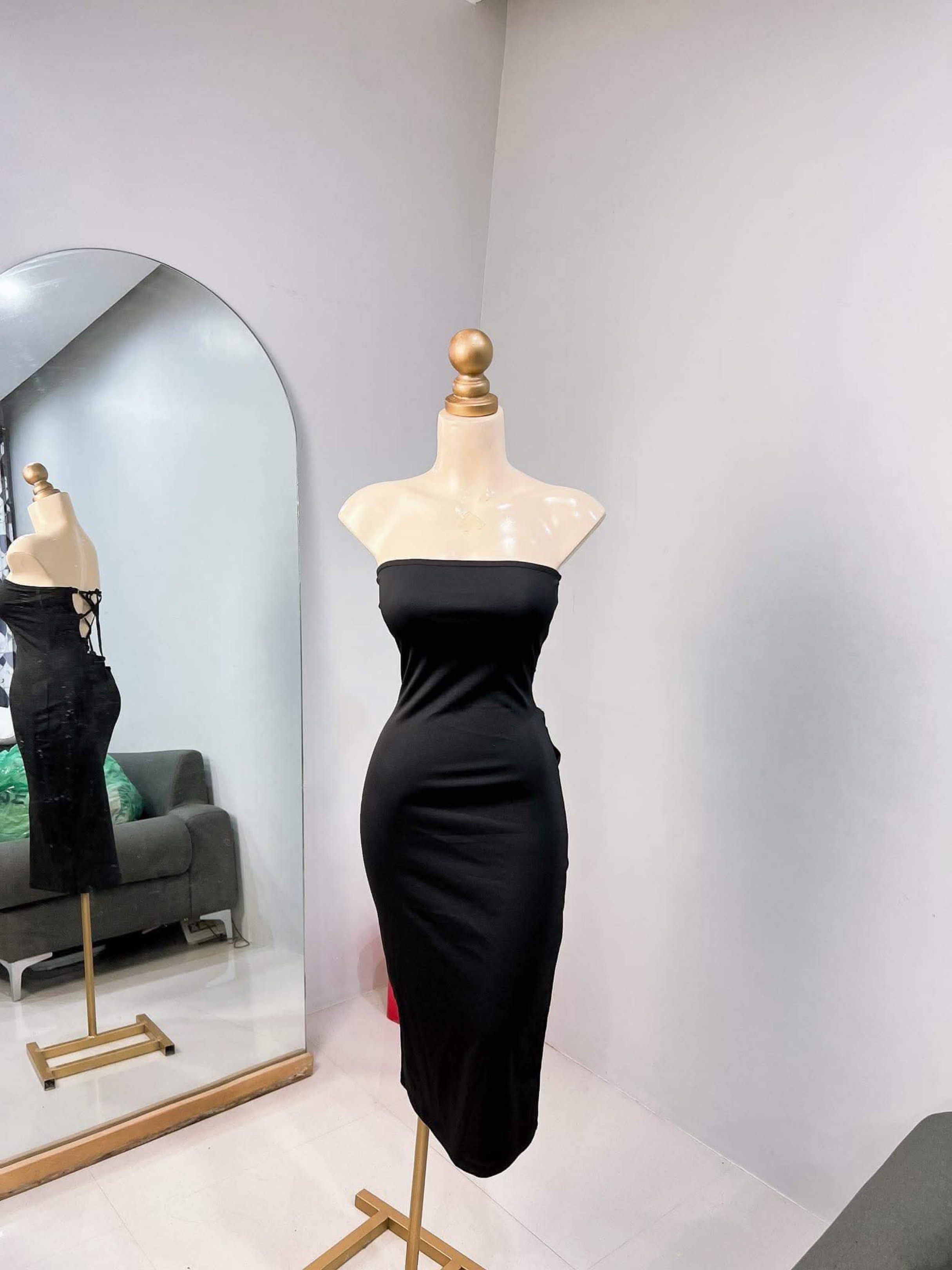 Black Tube Dress (Category: Dresses) located in Bulacan. Submitted by kkaye_ (Listing ID 1420261274, Image 1). Description: - Black tube dress - Bodycon fit - Midi length - Suitable for casual and semi-formal events - Made from smooth, stretchy fabric.