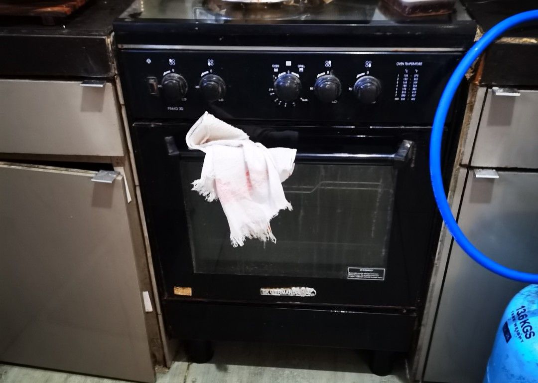 Bundle used appliances (Category: Refrigerators and Freezers) located in Quezon City. Submitted by McGyver23 (Listing ID 1420232594, Image 3). Description: Package/bundle used appliances. 16cu ft LG Refrigerator, 60x60 La Germania Gas Range /Oven Elba Range Hood. All working condition with wear and tear issues... Strictly for pick up only. Cash payment upon pickup..