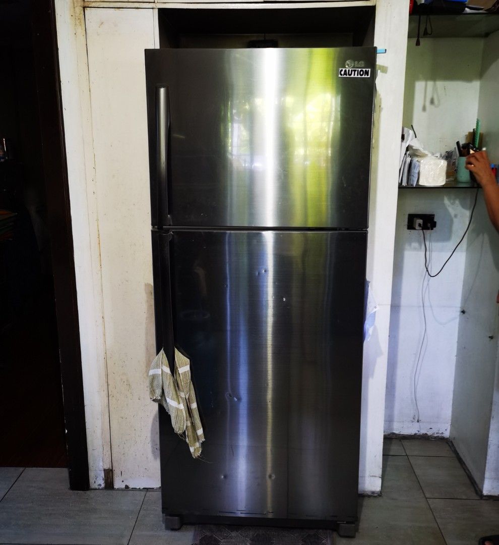 Bundle used appliances (Category: Refrigerators and Freezers) located in Quezon City. Submitted by McGyver23 (Listing ID 1420232594, Image 1). Description: Package/bundle used appliances. 16cu ft LG Refrigerator, 60x60 La Germania Gas Range /Oven Elba Range Hood. All working condition with wear and tear issues... Strictly for pick up only. Cash payment upon pickup..