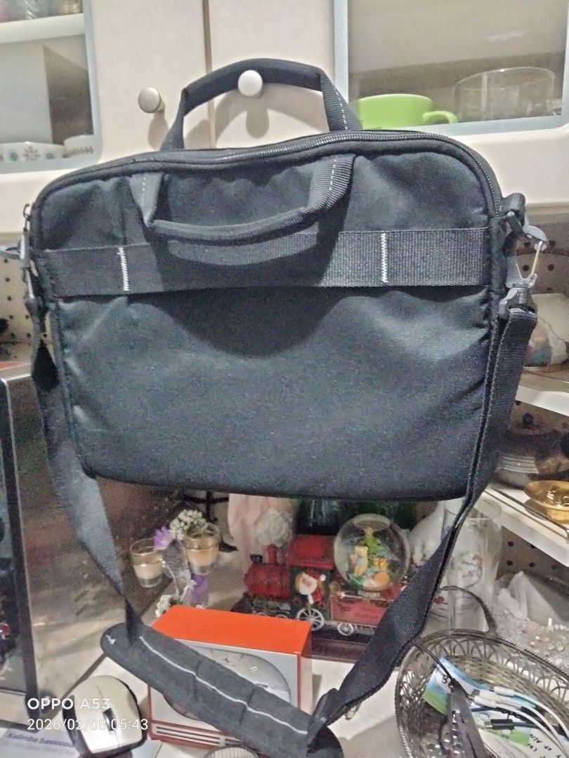 Case Logic Laptop Bag (Category: Laptop Bags & Sleeves) located in Carmona. Submitted by rpute (Listing ID 1420347243, Image 3). Description: - Black Case Logic laptop bag - Includes a shoulder strap and handle - Features a zippered front pocket - Teal interior lining - Multiple interior compartments - Case Logic logo on the front.