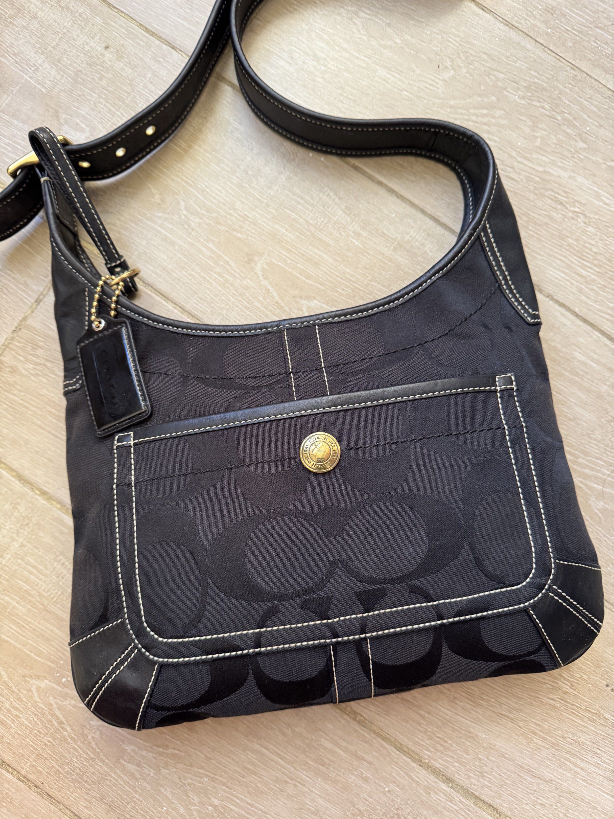 Coach Black Signature Shoulder Bag (Category: Luxury Bags & Wallets) located in Talisay. Submitted by retrobags (Listing ID 1420291662, Image 2). Description: Very good condition. No flaws, no cracks. No rubs. Clean inside. Guaranteed authentic..