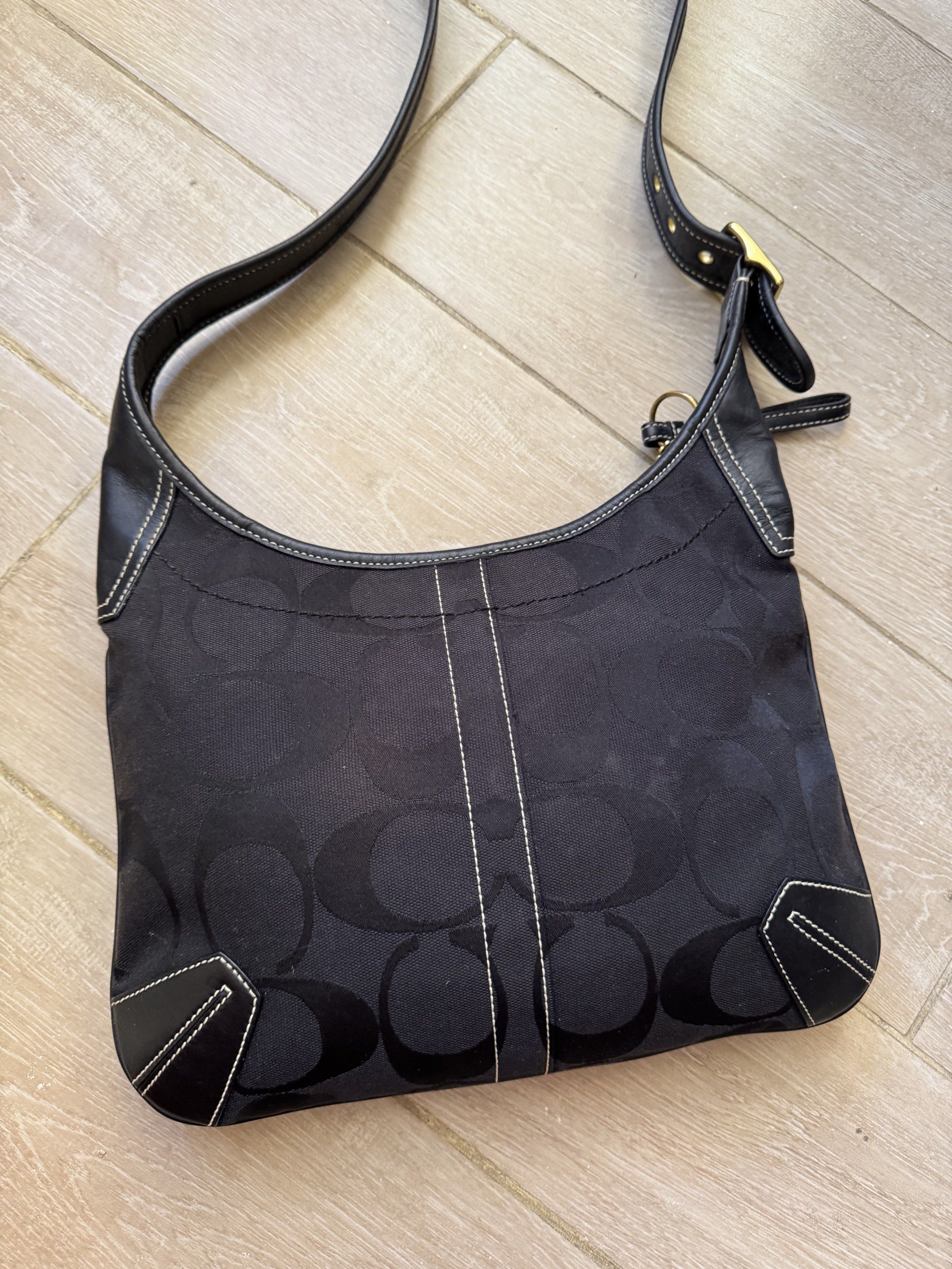 Coach Black Signature Shoulder Bag (Category: Luxury Bags & Wallets) located in Talisay. Submitted by retrobags (Listing ID 1420291662, Image 3). Description: Very good condition. No flaws, no cracks. No rubs. Clean inside. Guaranteed authentic..