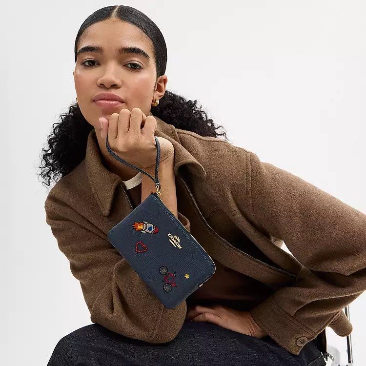 COACH Corner Zip Wristlet with Patches (Category: Luxury Bags & Wallets) located in Quezon City. Submitted by xo.cart (Listing ID 1420165481, Image 3). Description: 🍁 PASABUY / PRE-ORDER 🍁 🇨🇦 sourced 🛒 from Coach Outlet color/s available: • Gold/Dark Denim ETA: February 28, 2026.