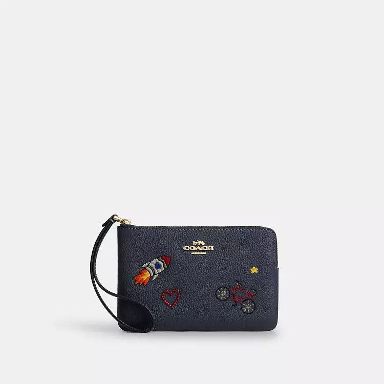 COACH Corner Zip Wristlet with Patches (Category: Luxury Bags & Wallets) located in Quezon City. Submitted by xo.cart (Listing ID 1420165481, Image 1). Description: 🍁 PASABUY / PRE-ORDER 🍁 🇨🇦 sourced 🛒 from Coach Outlet color/s available: • Gold/Dark Denim ETA: February 28, 2026.