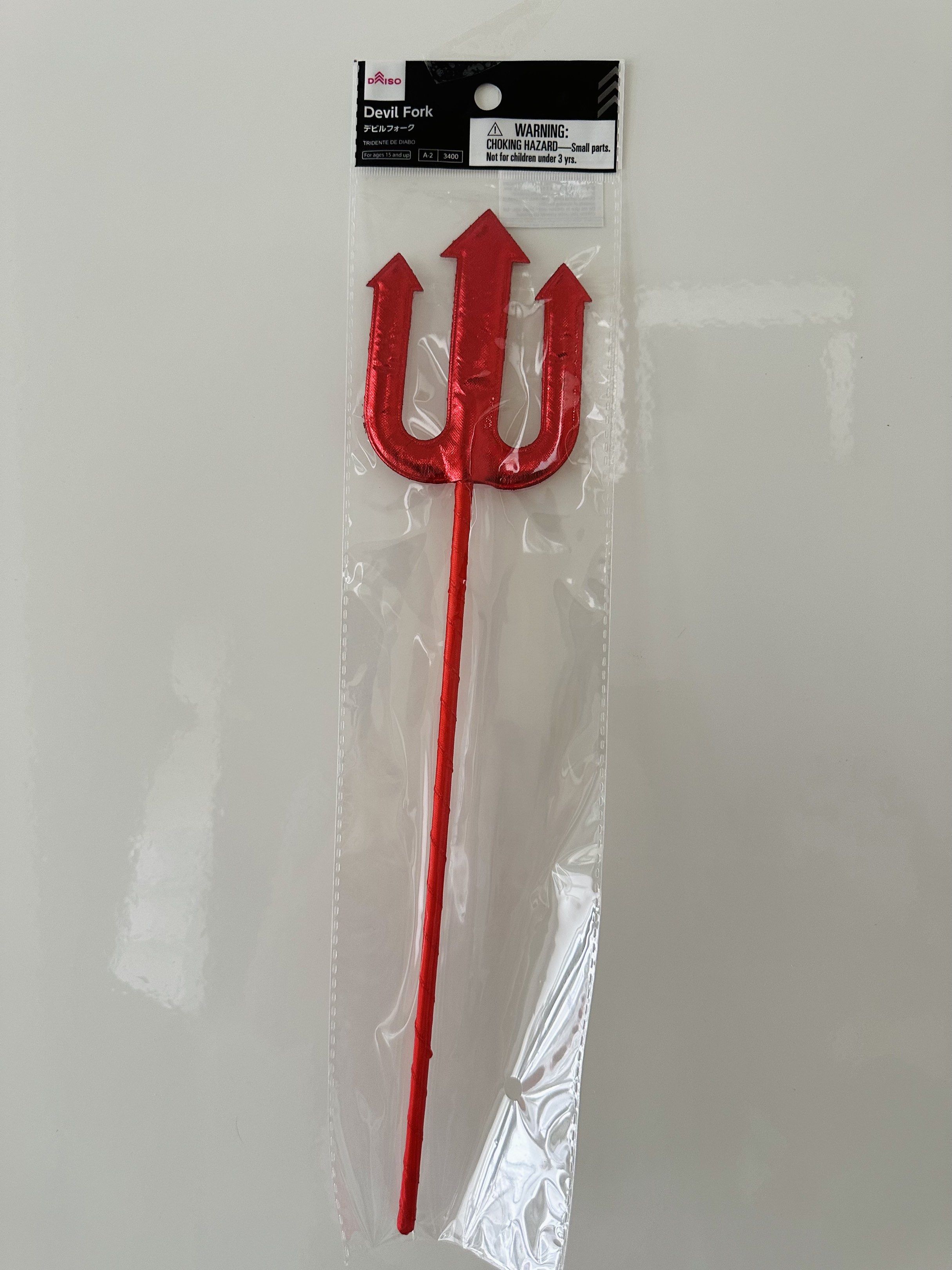 Daiso Devil Fork （分類：兒童玩具）位於 Hong Kong。 由 kuguaqieding 提交（商品編號 1420238008，圖片 1）。簡介： Red devil fork from Daiso. It is still in its original packaging. The fork has three prongs and a long handle. It is a great accessory for Halloween or costume parties. The packaging includes a warning about choking hazards for children under 3 years old.。
