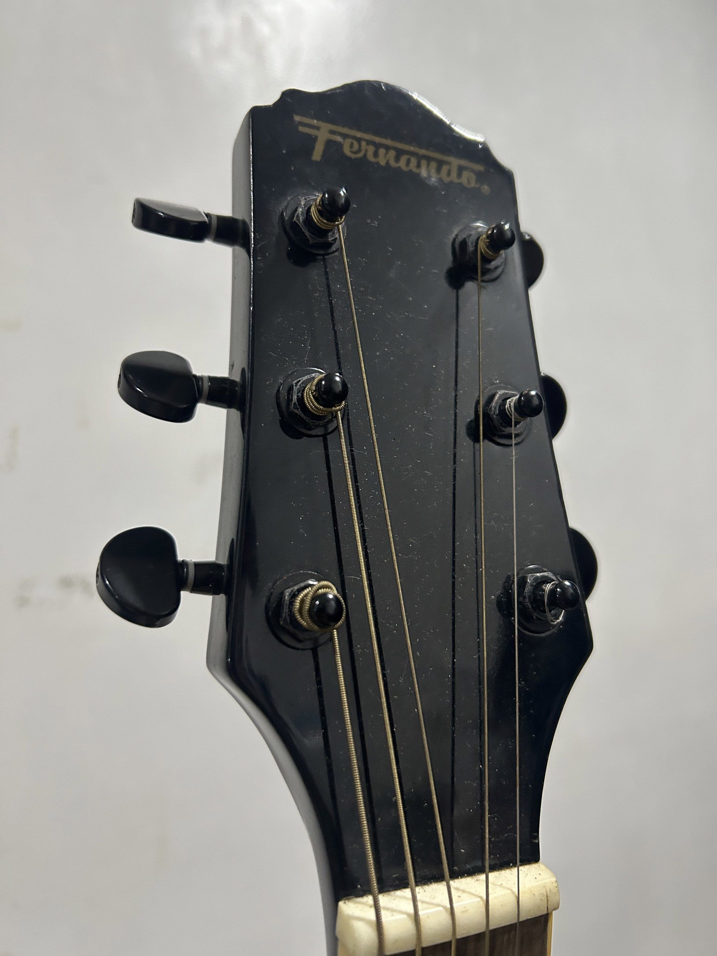 Fernando acoustic guitar complete set (Category: Musical Instruments) located in Manila. Submitted by 4toobe (Listing ID 1420321512, Image 3). Description: Fernando acoustic guitar complete set Model # WSCE-F401 TBK 2 guitar pick 1 capo 1 Energizer battery 1 guitar electric patch cord minimal dents all working palitan lang ang 6th string kasi naputol no issue RFS: di nagagamit.