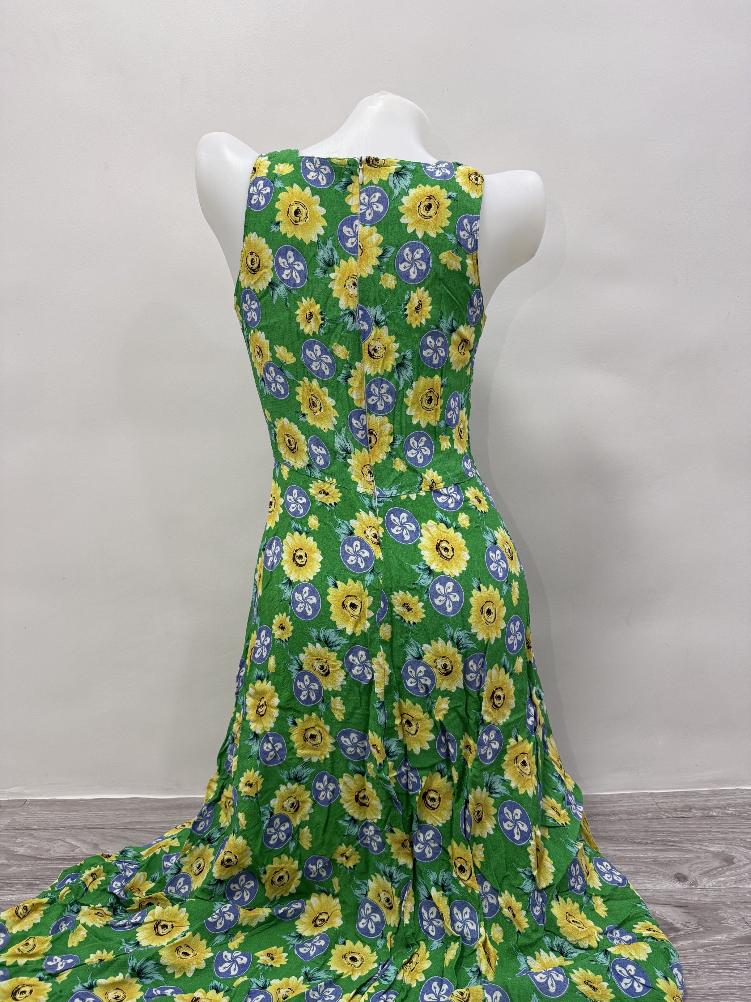 Floral Print Maxi Dress (Category: Dresses) located in Taguig. Submitted by gelpingol (Listing ID 1420215012, Image 2). Description: - Green maxi dress with a cheerful sunflower print. - Sleeveless design with a flattering V-neckline. - Features a flowing, lightweight skirt. - Made from a breathable fabric, ideal for warm weather. - Fitted bodice for a flattering silhouette. - Perfect for casual outings and summer events..