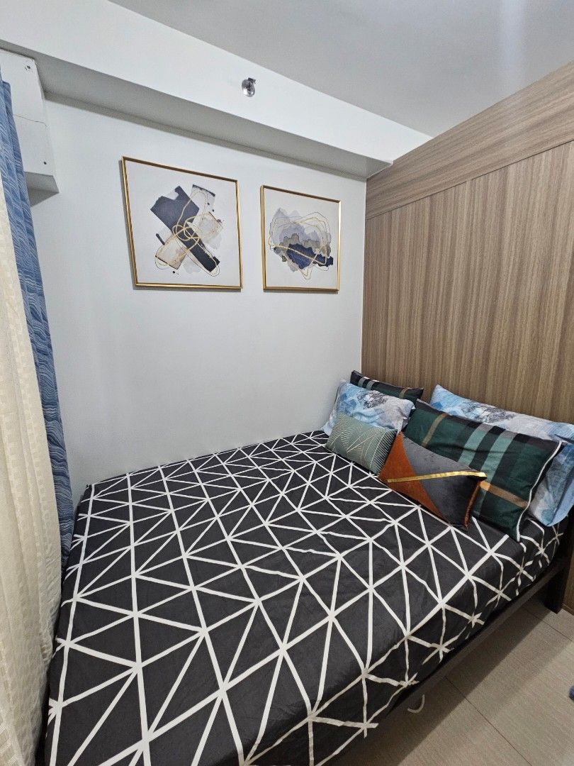 Fully Furnished 1BR with Balcony (Category: Apartments & Condos) located in Mandaluyong City. Submitted by brokermikefabian (Listing ID 1420349846, Image 2). Description: This is a 1 bedroom with balcony unit located at Shore 2 Residences Tower 2, SM Mall of Asia Complex, Pasay City. - Turned over in April 2021 - Primarily used for Airbnb rentals - Has generated an average of Php 400k/year on rental income for the past 4 years - Currently mortgag