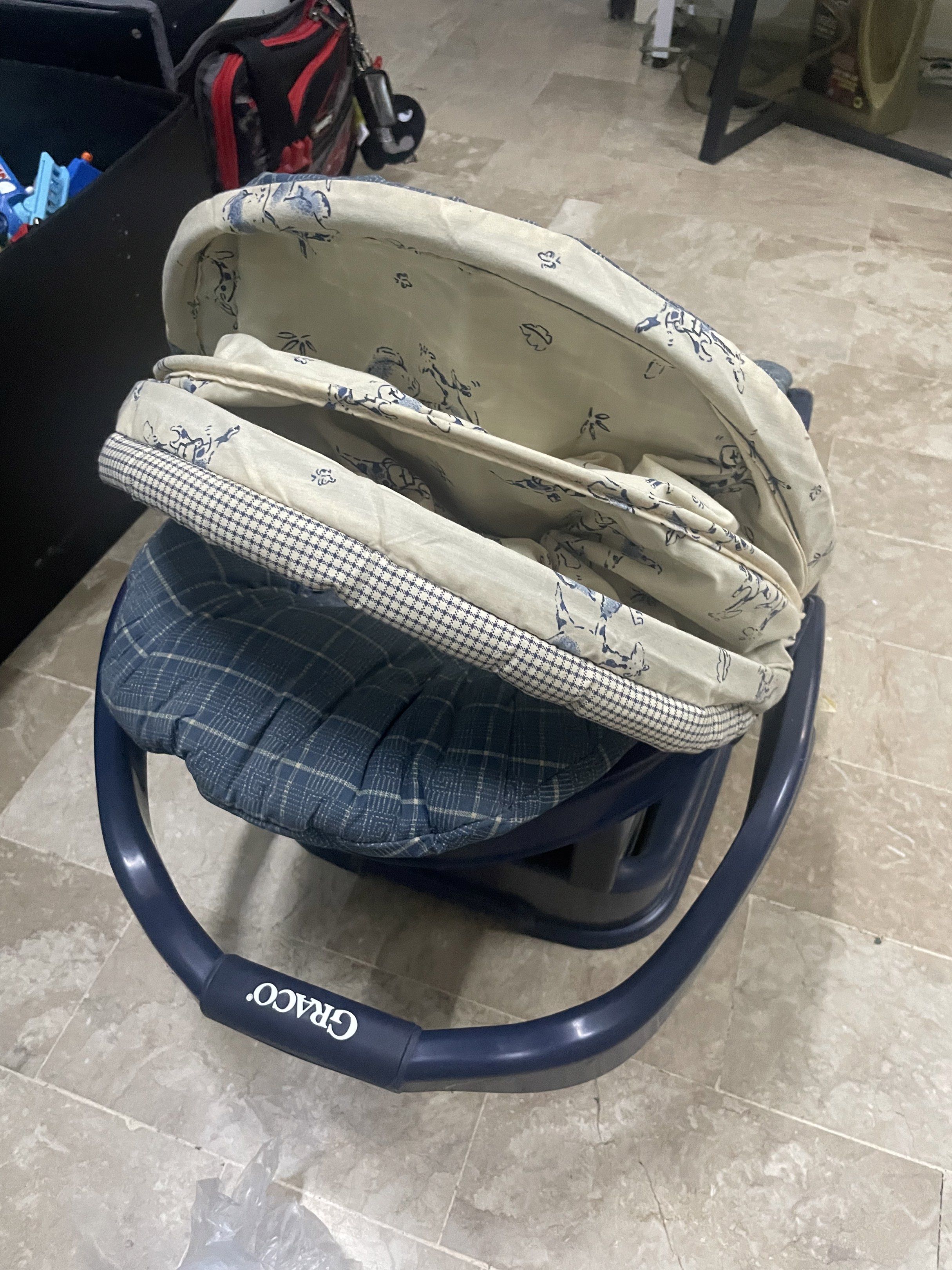 Graco Baby Carrier (Category: Car Seats) located in Quezon City. Submitted by drake0302 (Listing ID 1420282776, Image 3). Description: For sale: original graco baby carrier. Good condition , authentic.