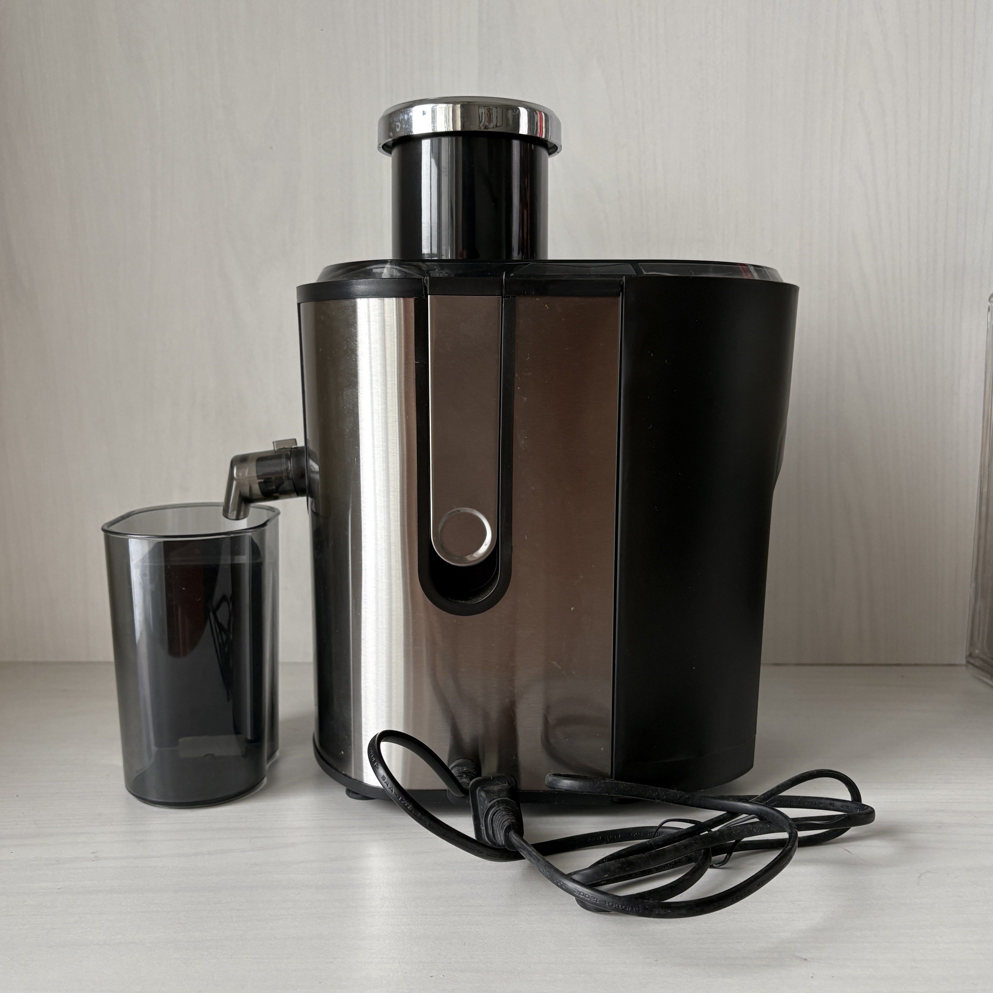 Hanabishi 1.2L Juicer (Category: Juicers, Blenders & Grinders) located in Quezon City. Submitted by a.archive.co (Listing ID 1420239356, Image 2). Description: FOR SALE Hanabishi 1.2L Juicer Extractor with Pulp Container + 500mL Juice Cup Selling for P2750 Features: - 65mm diameter of feeding tube for juicing whole carrot, apple, pear, etc. - Unique detachable parts for easy cleaning and replacement - 2-speed control sections - Percentage of juic