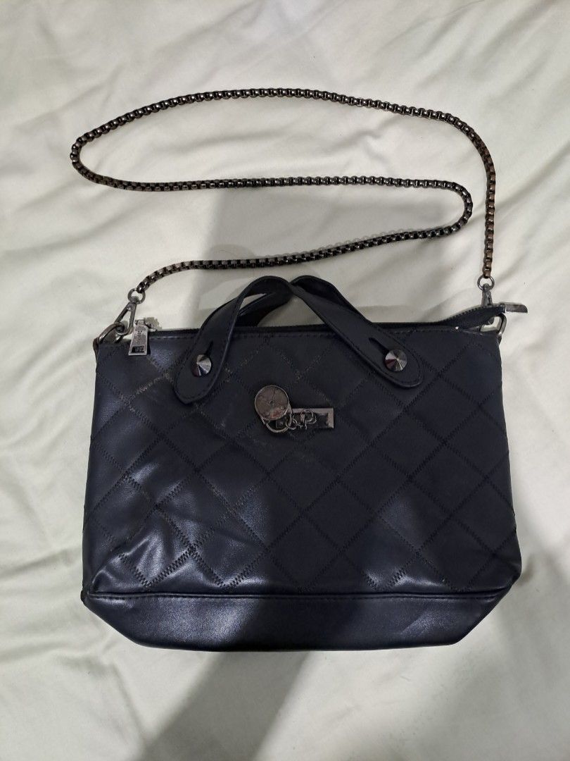 Handbag with Chain Strap (Category: Luxury Bags & Wallets) located in Ajuy. Submitted by ainakou (Listing ID 1420276306, Image 1). Description: - Black quilted handbag - Chain strap - Top handle - Decorative clasp - Diamond pattern - Rectangular shape - Leather-like material - Dark metallic chain - Zipper closure.