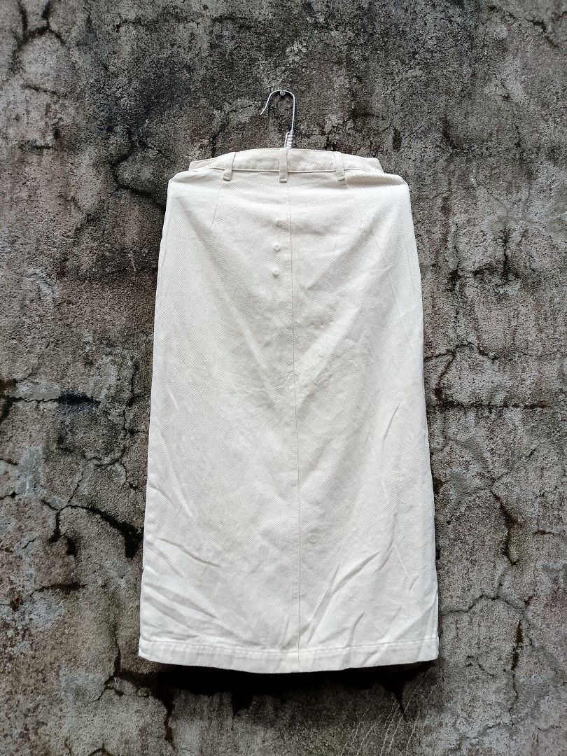 H&M Button-Down Midi Skirt (Category: Skirts) located in Baybay. Submitted by samlumakin (Listing ID 1420268069, Image 2). Description: - H&M cream midi skirt - Button-down front - Two front pockets - Front slit detail - Classic and versatile design - Neutral color for easy pairing - Size 27 Length 32.5.
