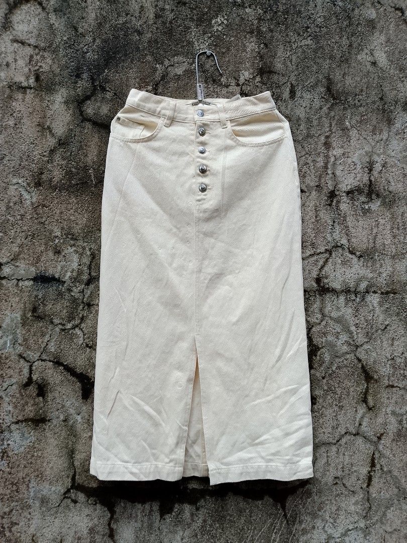 H&M Button-Down Midi Skirt (Category: Skirts) located in Baybay. Submitted by samlumakin (Listing ID 1420268069, Image 1). Description: - H&M cream midi skirt - Button-down front - Two front pockets - Front slit detail - Classic and versatile design - Neutral color for easy pairing - Size 27 Length 32.5.