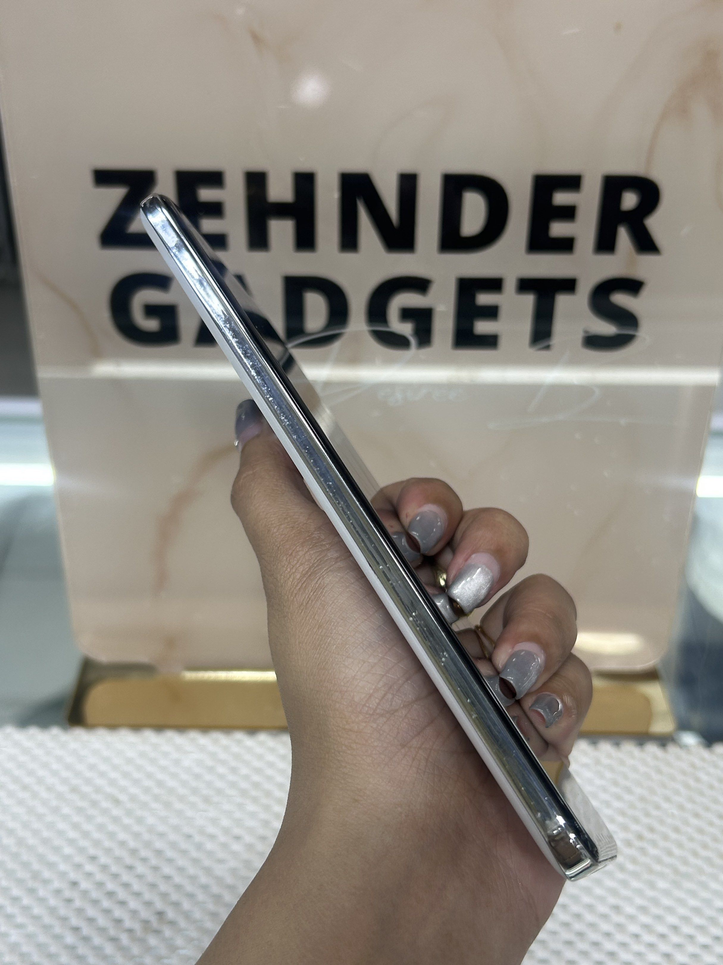 HONOR 200 12/512GB OPENLINE (Category: Huawei) located in San Juan City. Submitted by desireebayal96 (Listing ID 1420170344, Image 2). Description: HONOR 200 * 12/512GB * OPENLINE * DUAL SIM * 50MP * 5200mAh * 120Hz * SNAPDRAGON 7 GEN 3 * 98% SMOOTH * NO AMOLED BURN * NO ISSUE * NO HISTORY OF REPAIR * UNIT ONLY OPEN FOR COD SAME DAY DELIVERY PLUS SHIPPING FEE MESSAGE ME DIRECTLY FOR MORE INFO Store located📍2nd floor Vmall Greenhills Shopping Cen