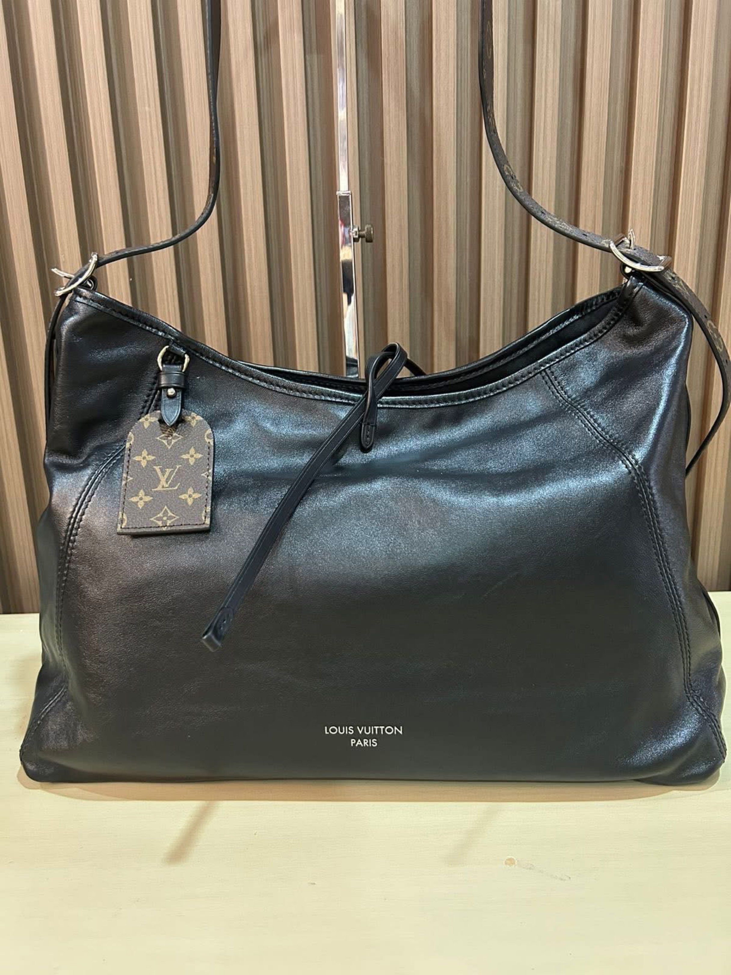 L V Carryall Cargo MM Bag (Category: Luxury Bags & Wallets) located in Manila. Submitted by bagislifeshop (Listing ID 1420202052, Image 2). Description: ☑️Available in Pampanga ✅Microchiped ✅Condition: 9.3/10 ✅Material: Black shiny lambskin leather ✅Size: 39x30x15 cm ✅Inclusion: Dustbag, pouch and receipt .