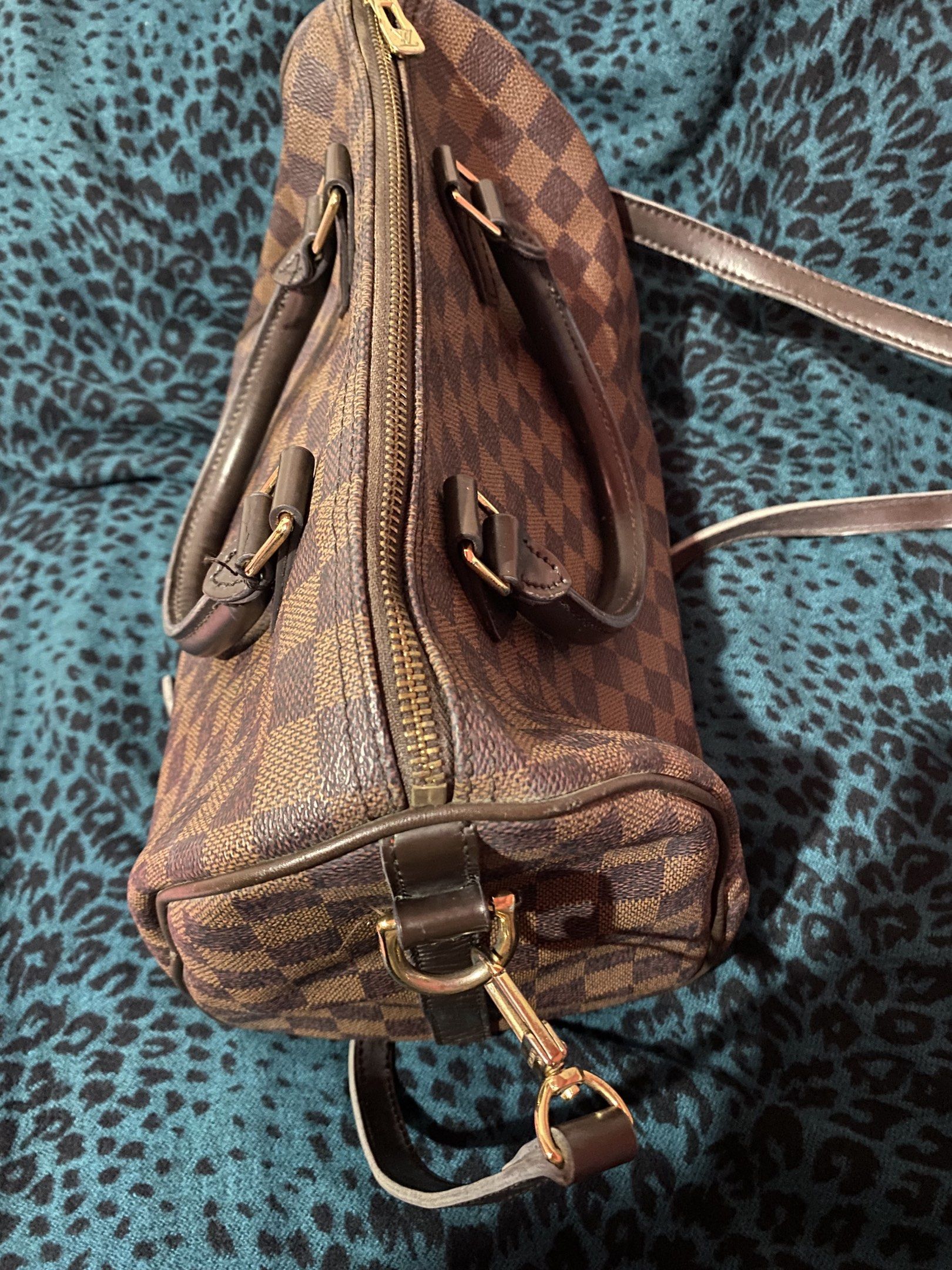 Louis Vuitton Damier Ebene Speedy 30 (Category: Luxury Bags & Wallets) located in Manila. Submitted by br0kebaddieng (Listing ID 1420190673, Image 2). Description: - Authentic Louis Vuitton Speedy 30 - Damier Ebene canvas - Classic checkered pattern - Dual rolled handles - Top zip closure - Detachable shoulder strap - Gold-tone hardware - Spacious interior - Ideal for everyday use - Price is negotiable .