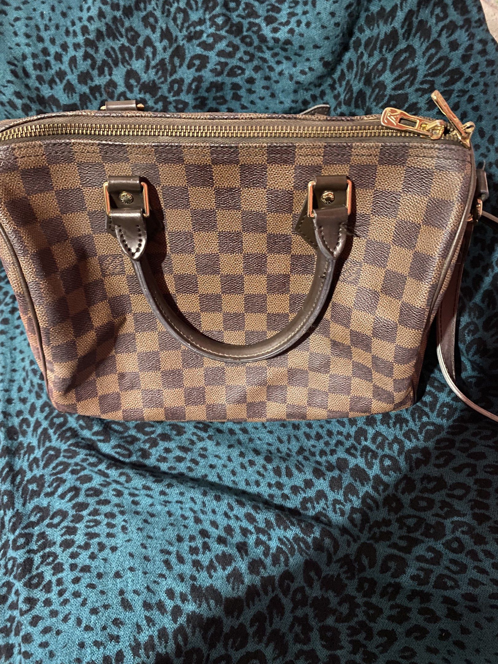 Louis Vuitton Damier Ebene Speedy 30 (Category: Luxury Bags & Wallets) located in Manila. Submitted by br0kebaddieng (Listing ID 1420190673, Image 1). Description: - Authentic Louis Vuitton Speedy 30 - Damier Ebene canvas - Classic checkered pattern - Dual rolled handles - Top zip closure - Detachable shoulder strap - Gold-tone hardware - Spacious interior - Ideal for everyday use - Price is negotiable .