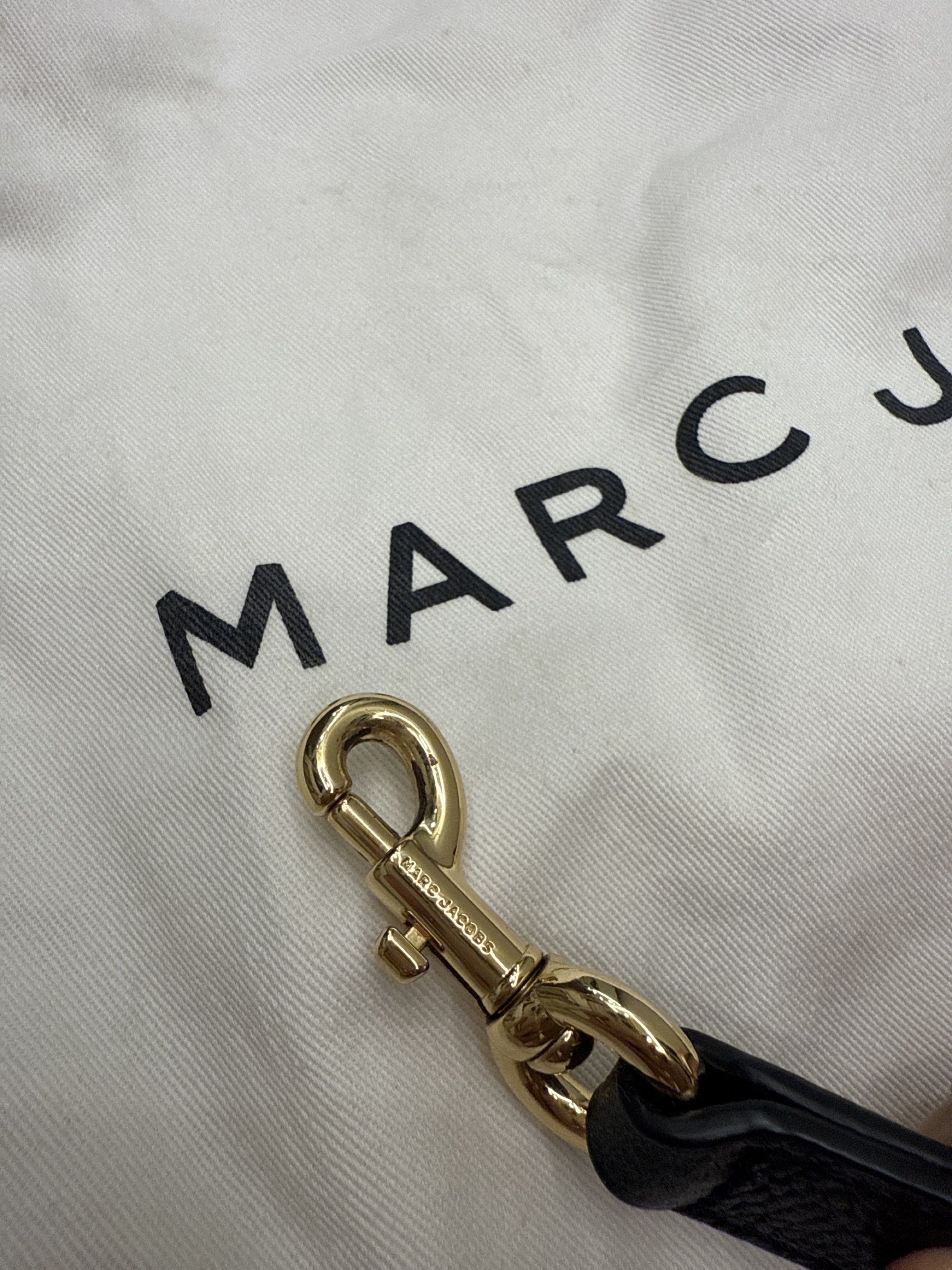 Marc Jacobs (Category: Luxury Bags & Wallets) located in Taguig. Submitted by kayepeeee (Listing ID 1420277168, Image 3). Description: Full with receipt and dust bags and strap.