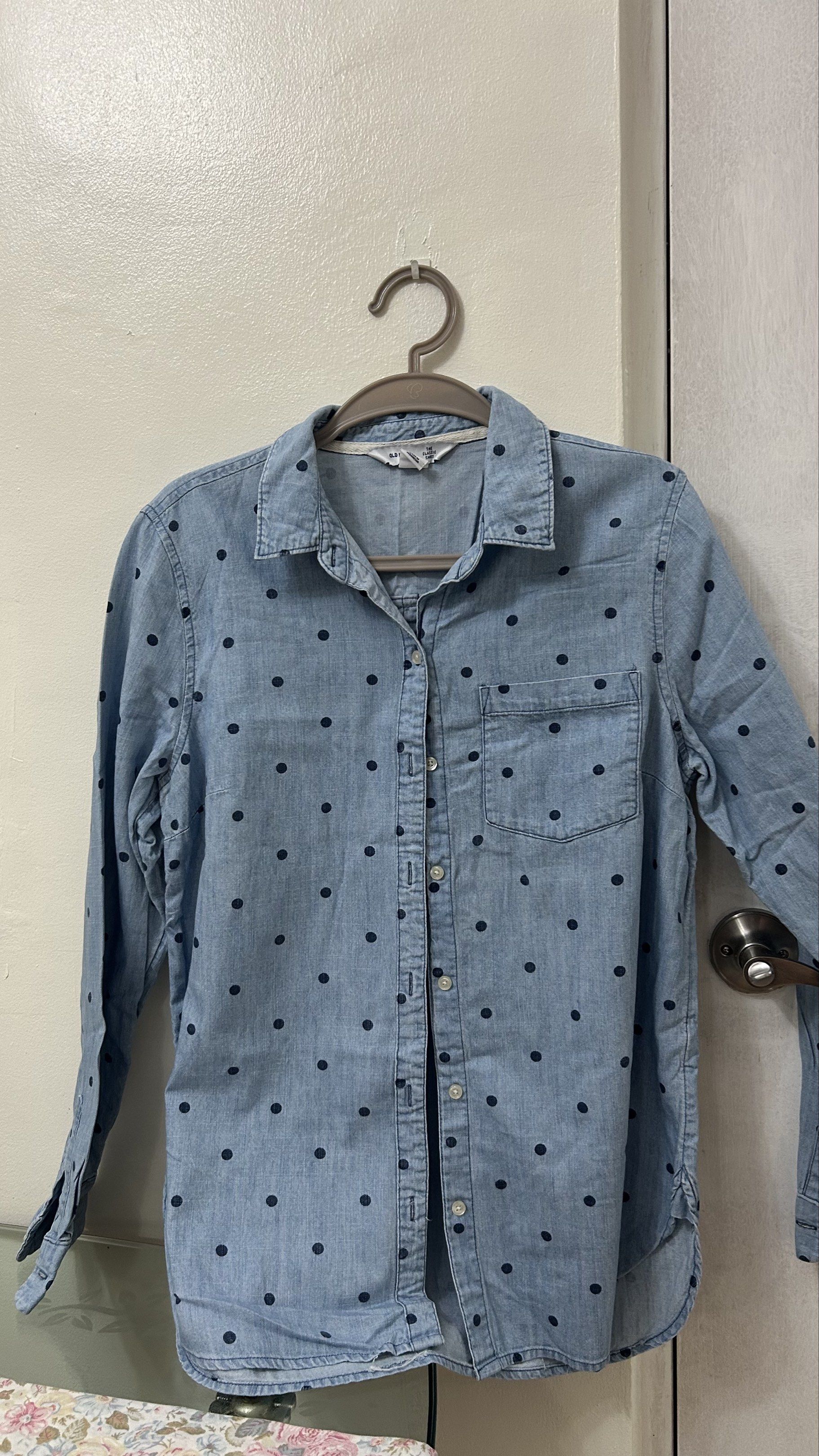 Old Navy Polka Dot Denim Shirt - Medium (Category: Shirts) located in Paranaque City. Submitted by comecams (Listing ID 1420261112, Image 1). Description: Longsleeves polka dots! .
