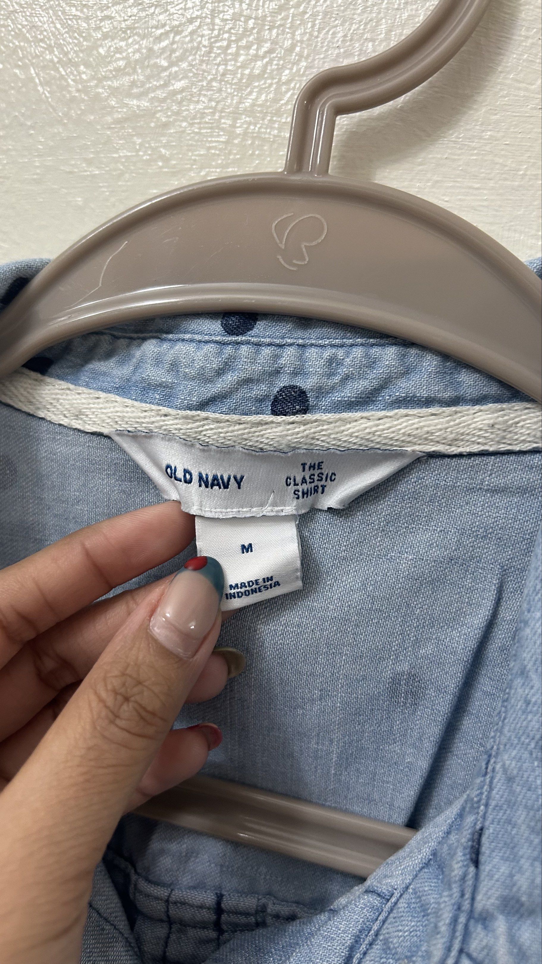 Old Navy Polka Dot Denim Shirt - Medium (Category: Shirts) located in Paranaque City. Submitted by comecams (Listing ID 1420261112, Image 2). Description: Longsleeves polka dots! .