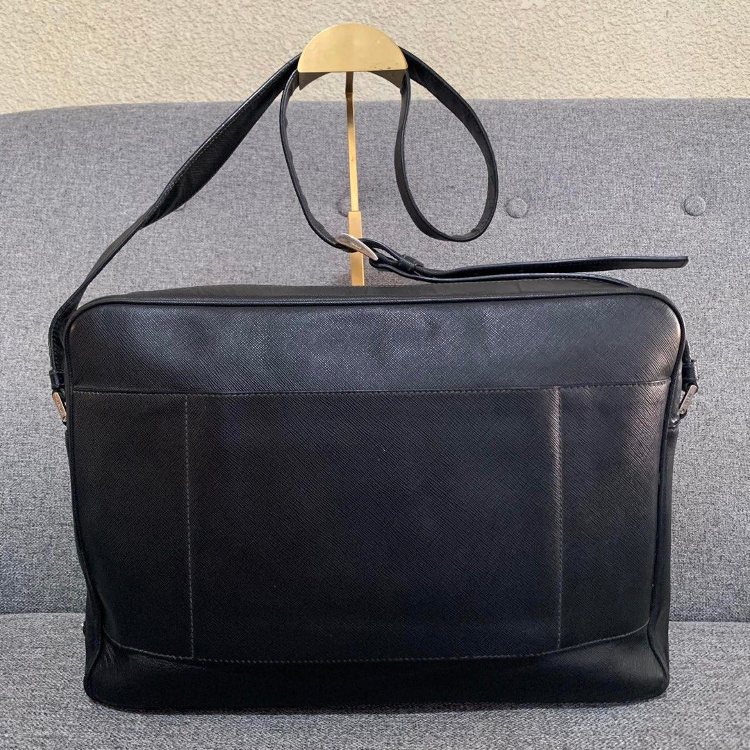 PRADA DOCUMENTS BAG (Category: Luxury Bags & Wallets) located in Madrid. Submitted by jhunaceee (Listing ID 1420267164, Image 2). Description: 💯AUTHENTIC NO ISSUE BAG ONLY.