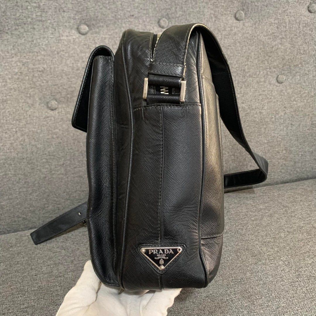 PRADA DOCUMENTS BAG (Category: Luxury Bags & Wallets) located in Madrid. Submitted by jhunaceee (Listing ID 1420267164, Image 3). Description: 💯AUTHENTIC NO ISSUE BAG ONLY.