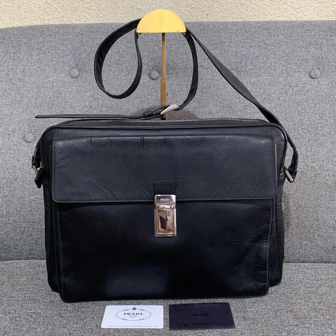PRADA DOCUMENTS BAG (Category: Luxury Bags & Wallets) located in Madrid. Submitted by jhunaceee (Listing ID 1420267164, Image 1). Description: 💯AUTHENTIC NO ISSUE BAG ONLY.